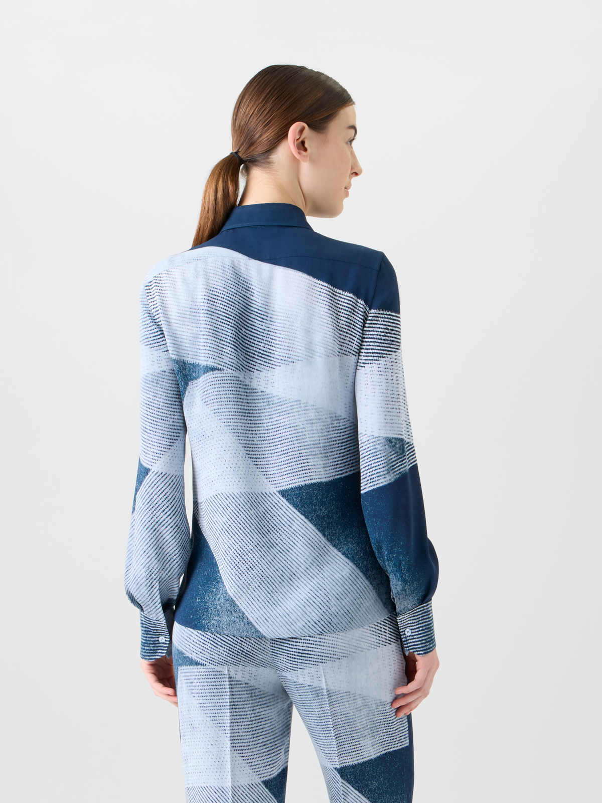 Designer Seiden-Crêpe-Hemdbluse im Zigzag Print - Dunkelblau - Blau - Bunt #editorial