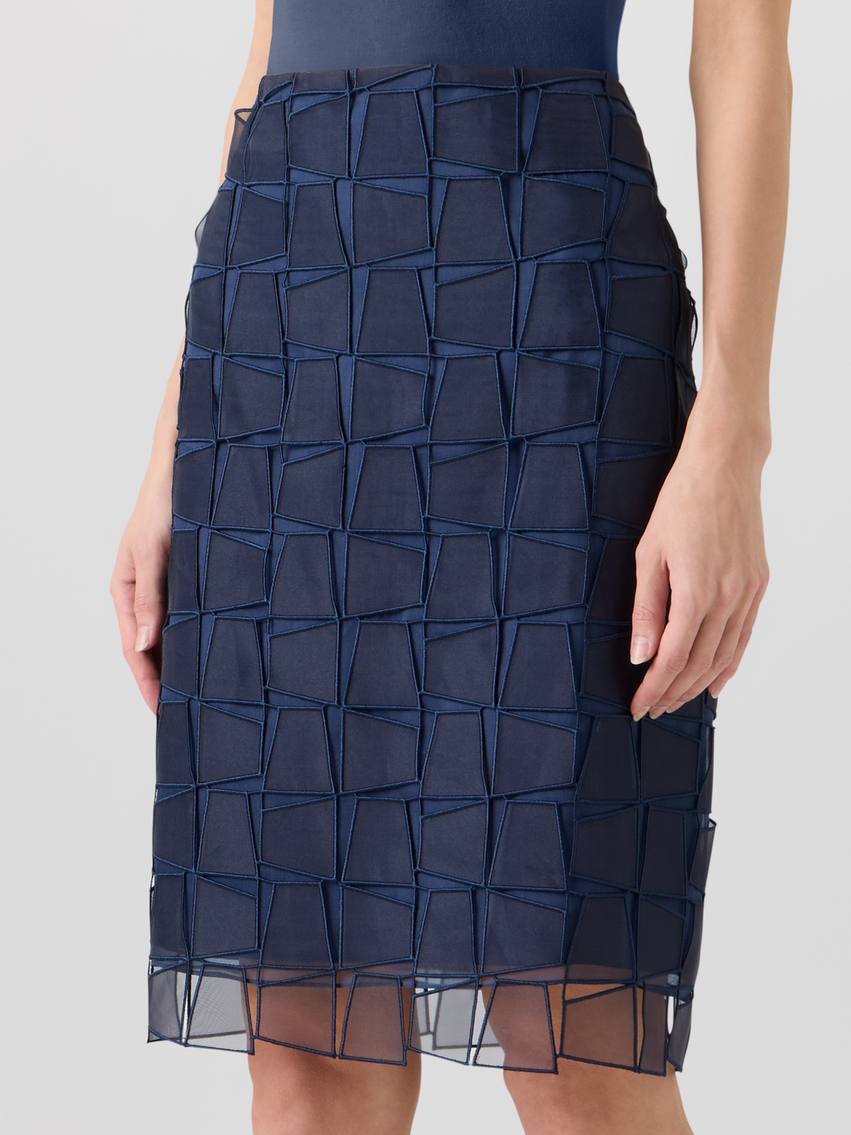 Designer Bleistiftrock mit Trapez-Stickerei aus Organza - Dunkelblau #editorial