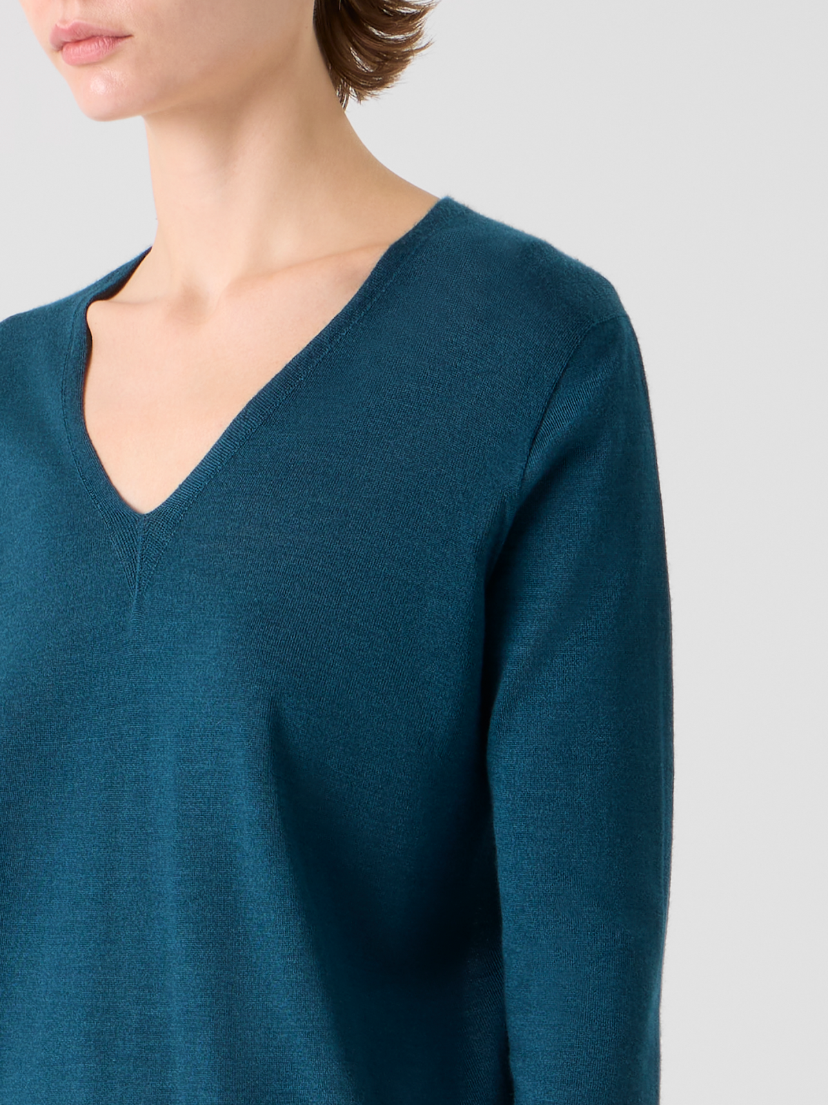 Designer Nahtloser V-Ausschnitt-Pullover aus Kaschmir-Seide - Grün #editorial
