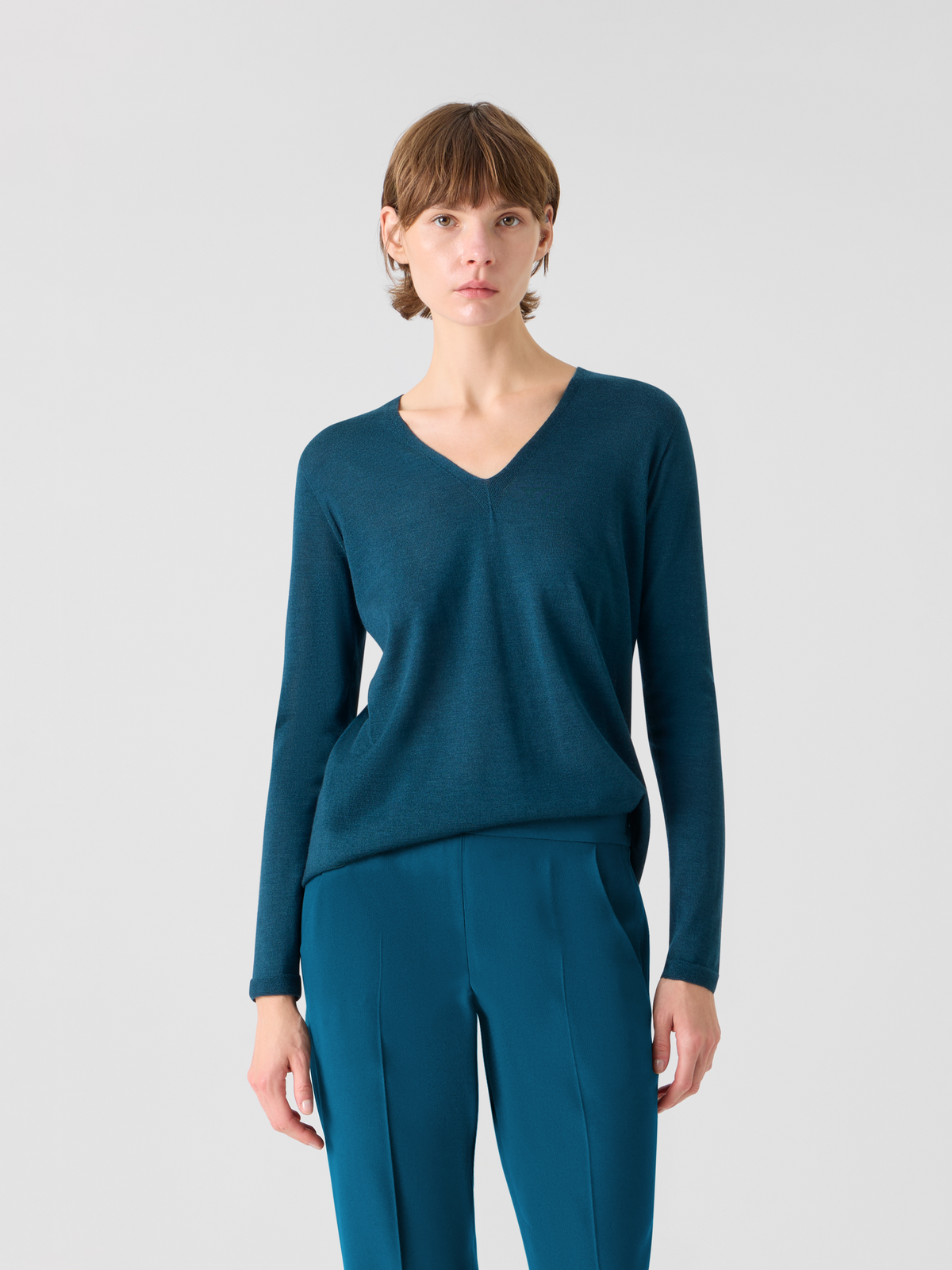 Designer Nahtloser V-Ausschnitt-Pullover aus Kaschmir-Seide - Grün #editorial