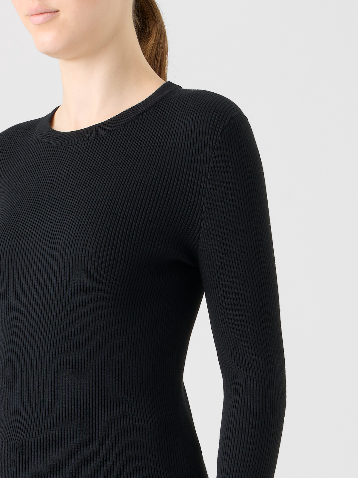Designer Pullover aus Merinowolle mit Dot-Cut-Out auf der Rückseite - Schwarz #editorial