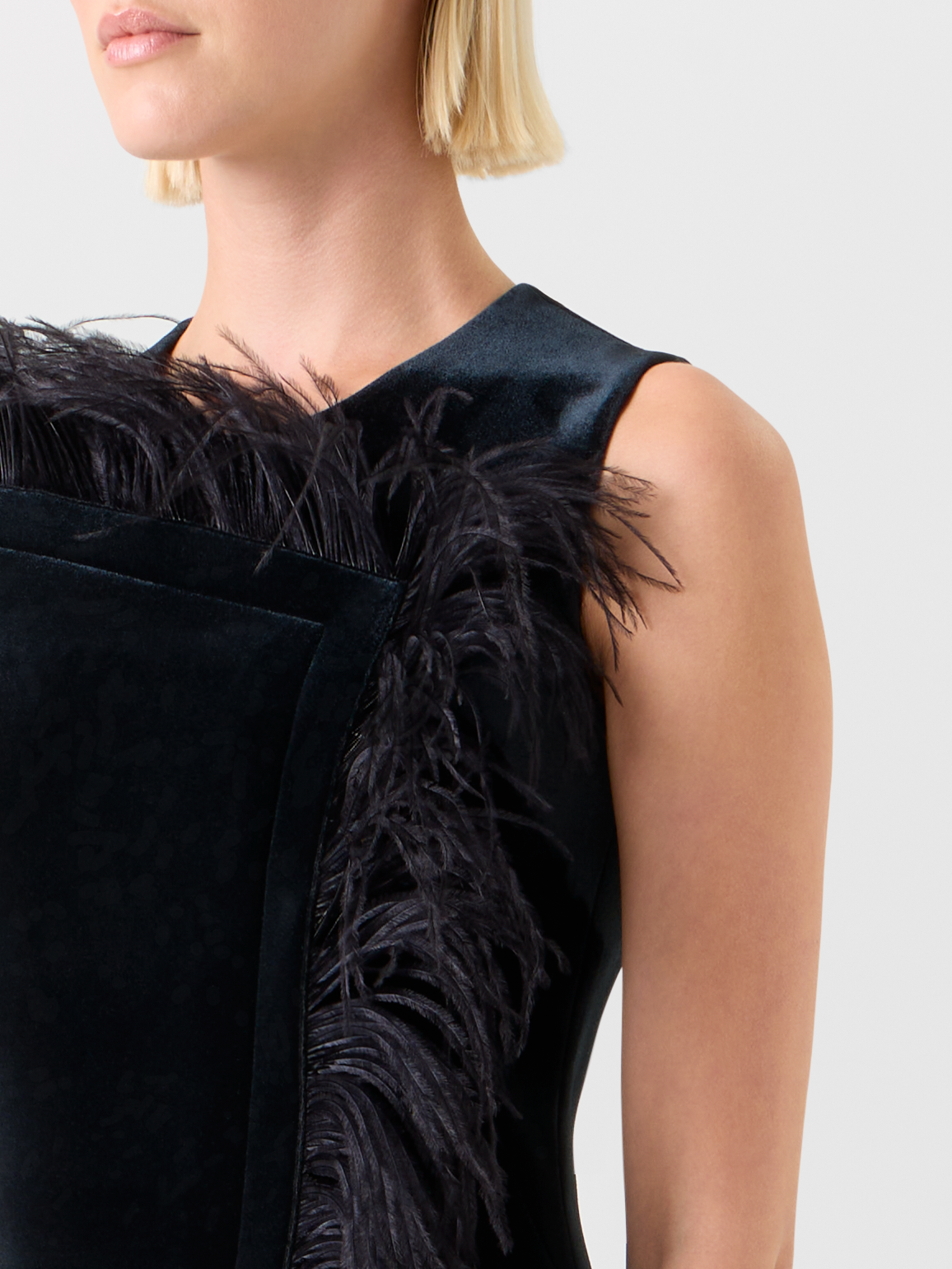 Designer Kurzes Samt Neopren Kleid mit Federbesatz - Schwarz #editorial