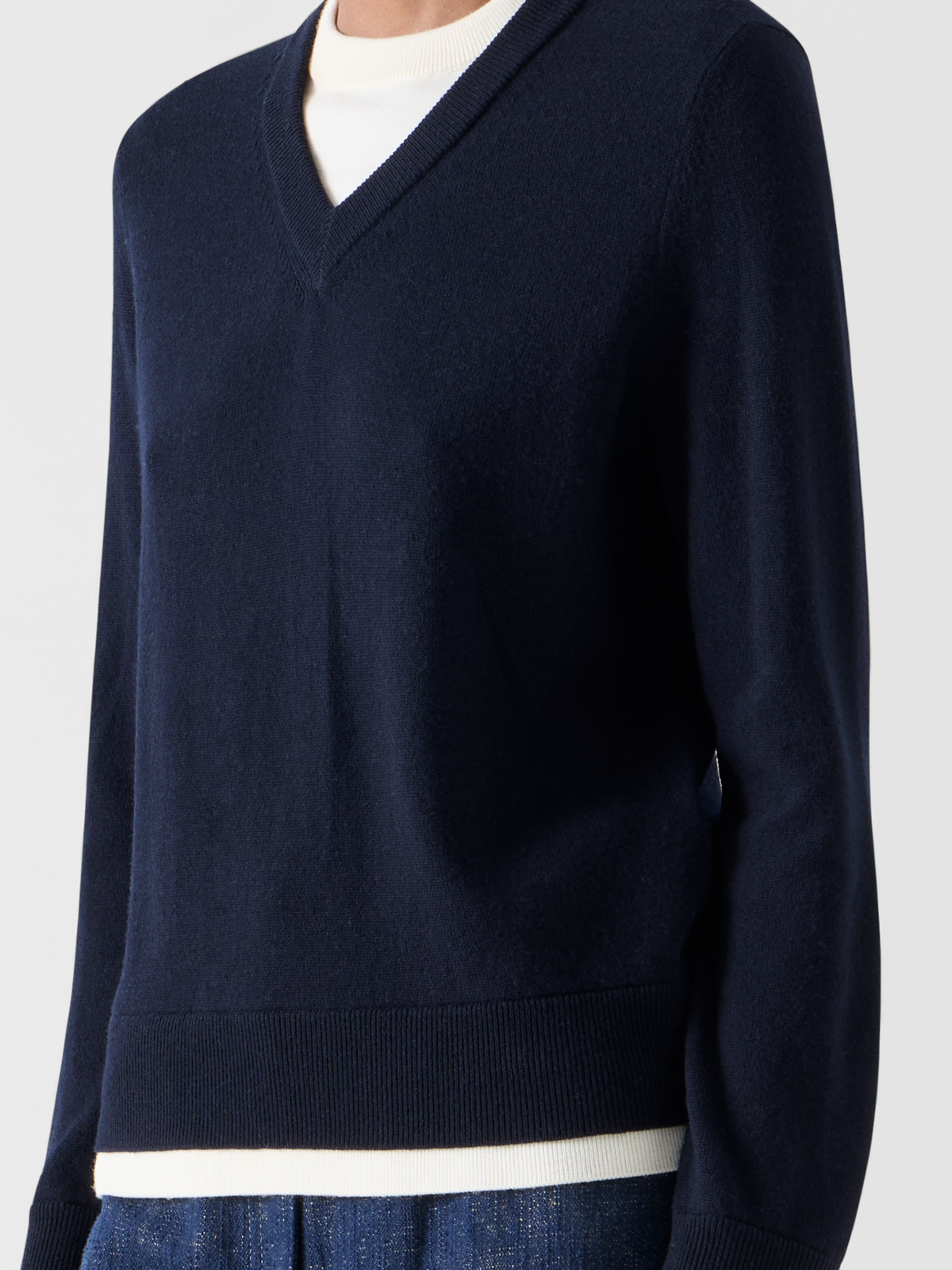 Designer Wolle-Kaschmir Pullover mit Trompe-l'Oeil V-Ausschnitt - Dunkelblau 