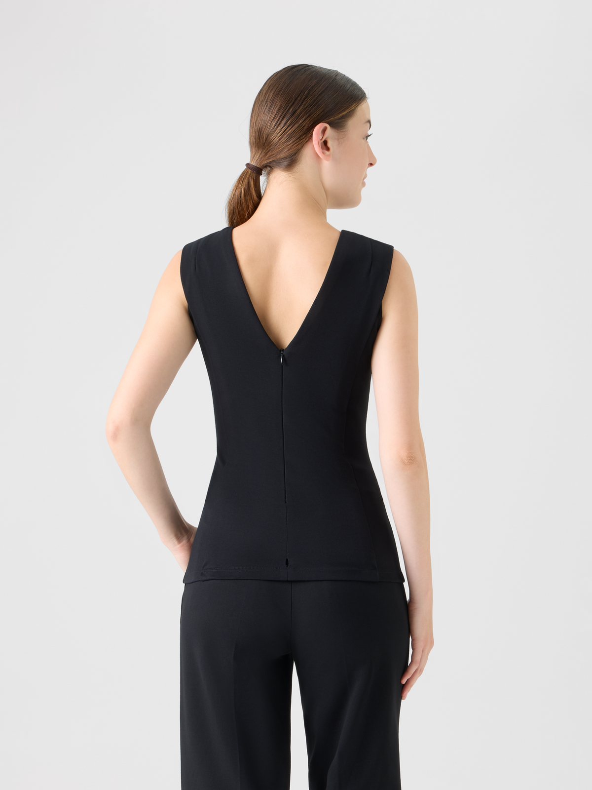 Designer Top mit V-Ausschnitt aus charakteristischem Jersey - Schwarz #editorial