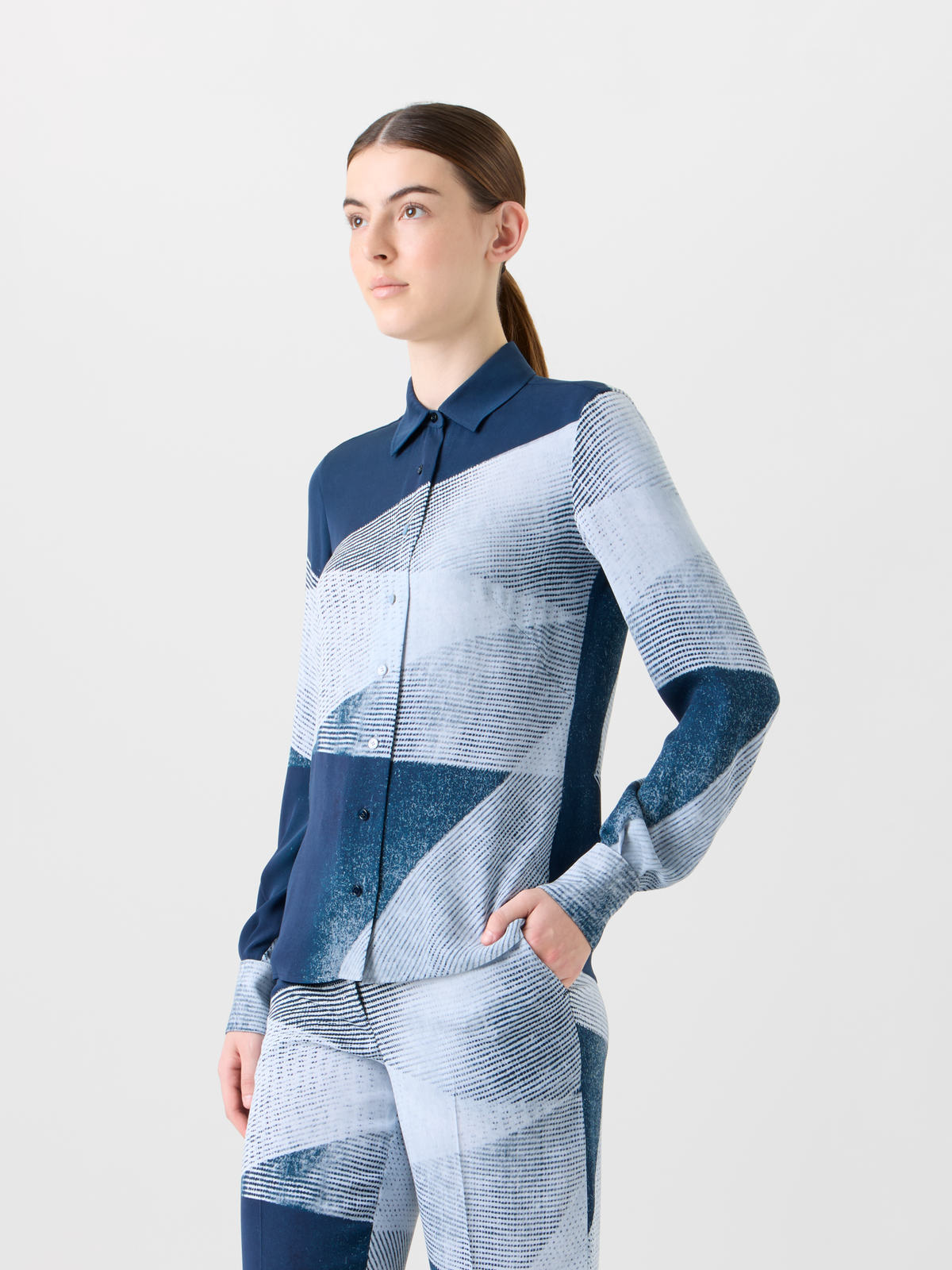 Designer Seiden-Crêpe-Hemdbluse im Zigzag Print - Dunkelblau - Blau - Bunt #editorial