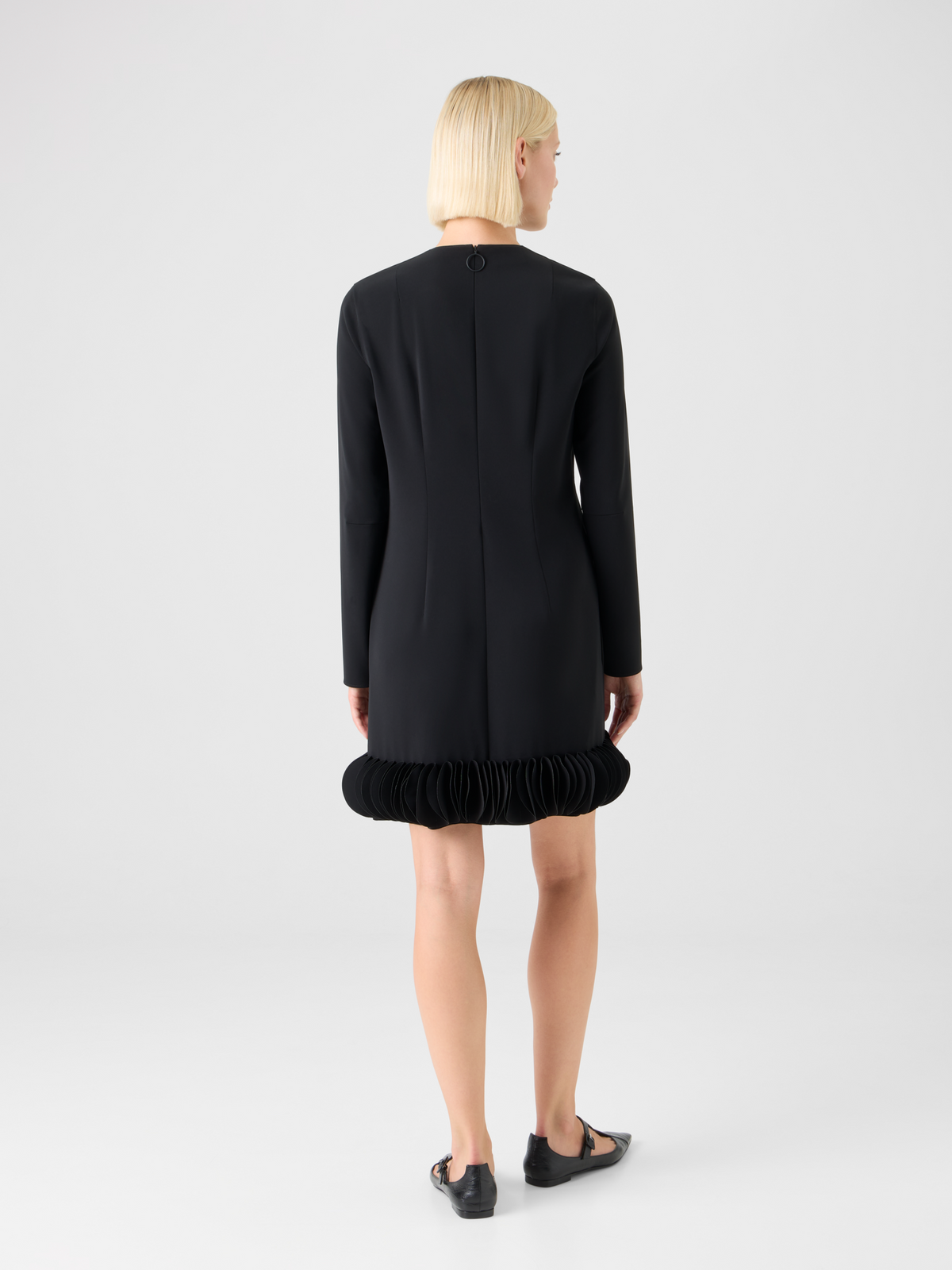 Designer Kleid aus Crêpe mit 3D-Punktsaum und Lasercut - Schwarz #editorial