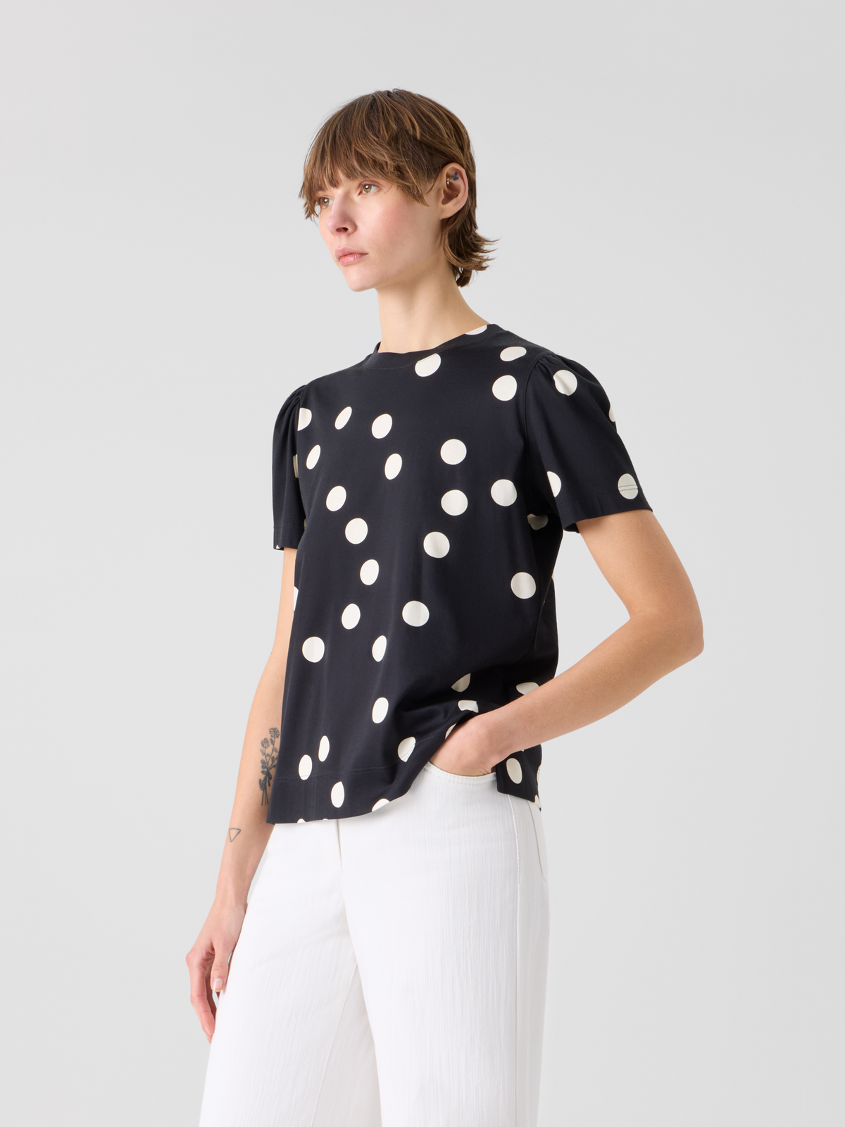 Designer Baumwolljersey-T-Shirt mit Puffärmeln und Polka-Dots - Schwarz #editorial