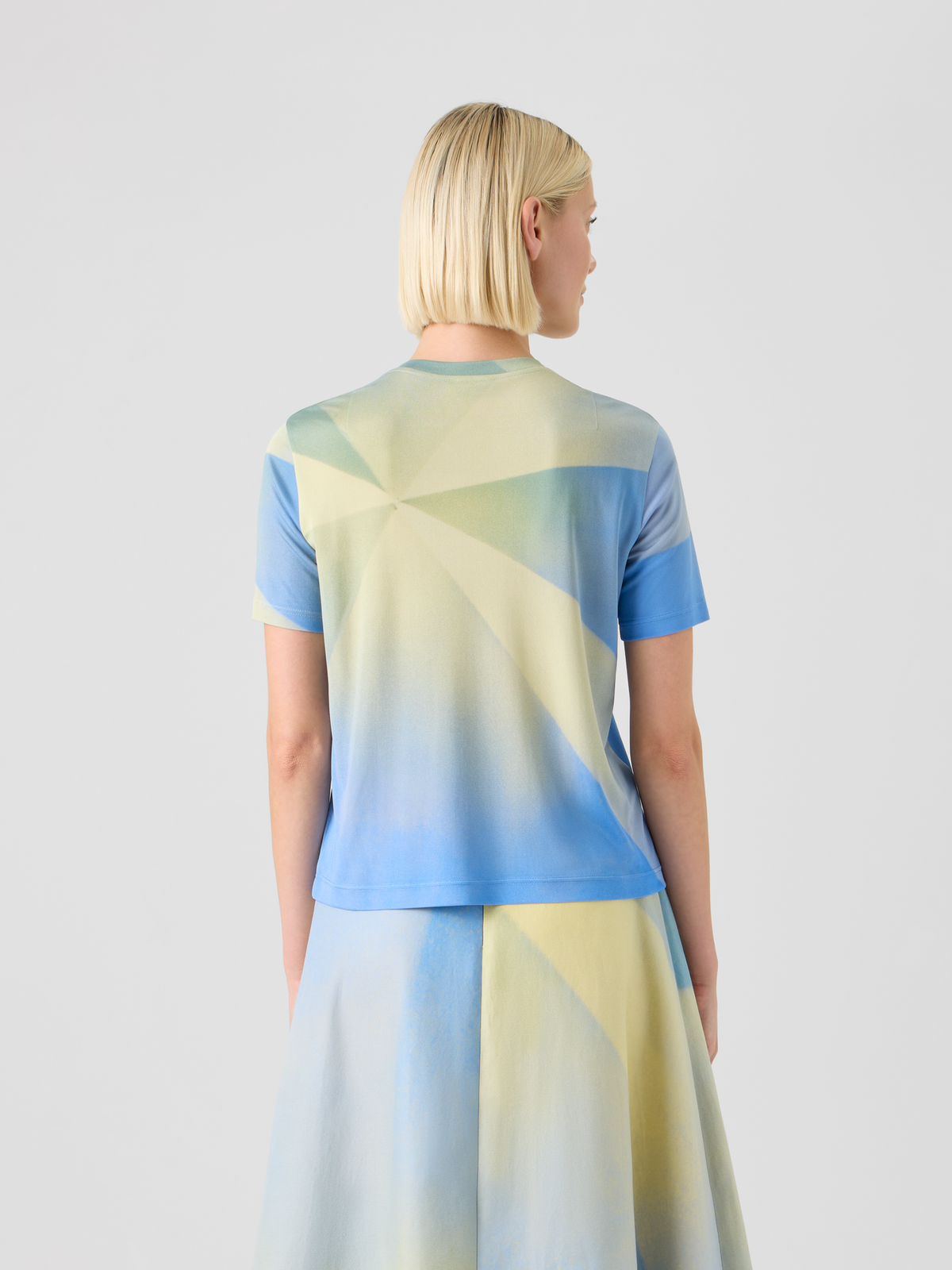 Designer T-Shirt aus Seidenjersey mit Sunbeam-Print - Blau - Bunt - Gelb #editorial