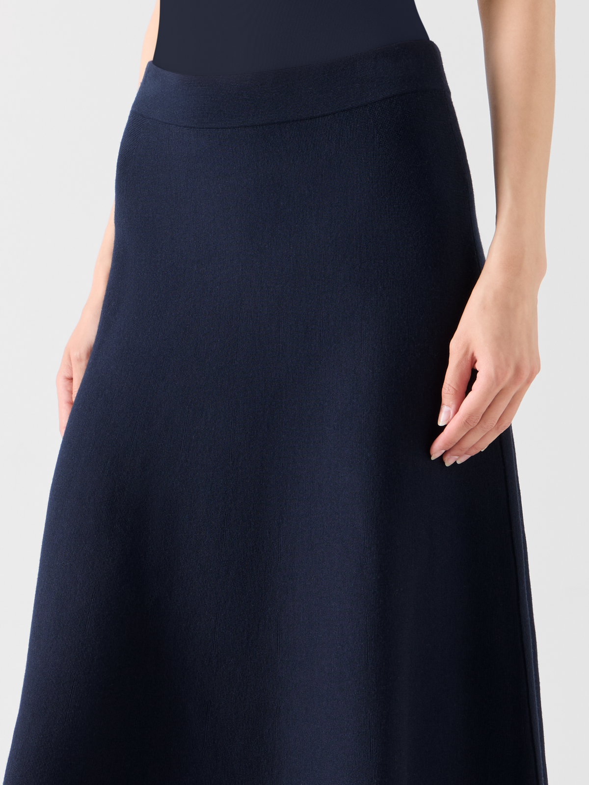 Designer Ausgestellter Midirock aus Milano-Strick - Dunkelblau #editorial
