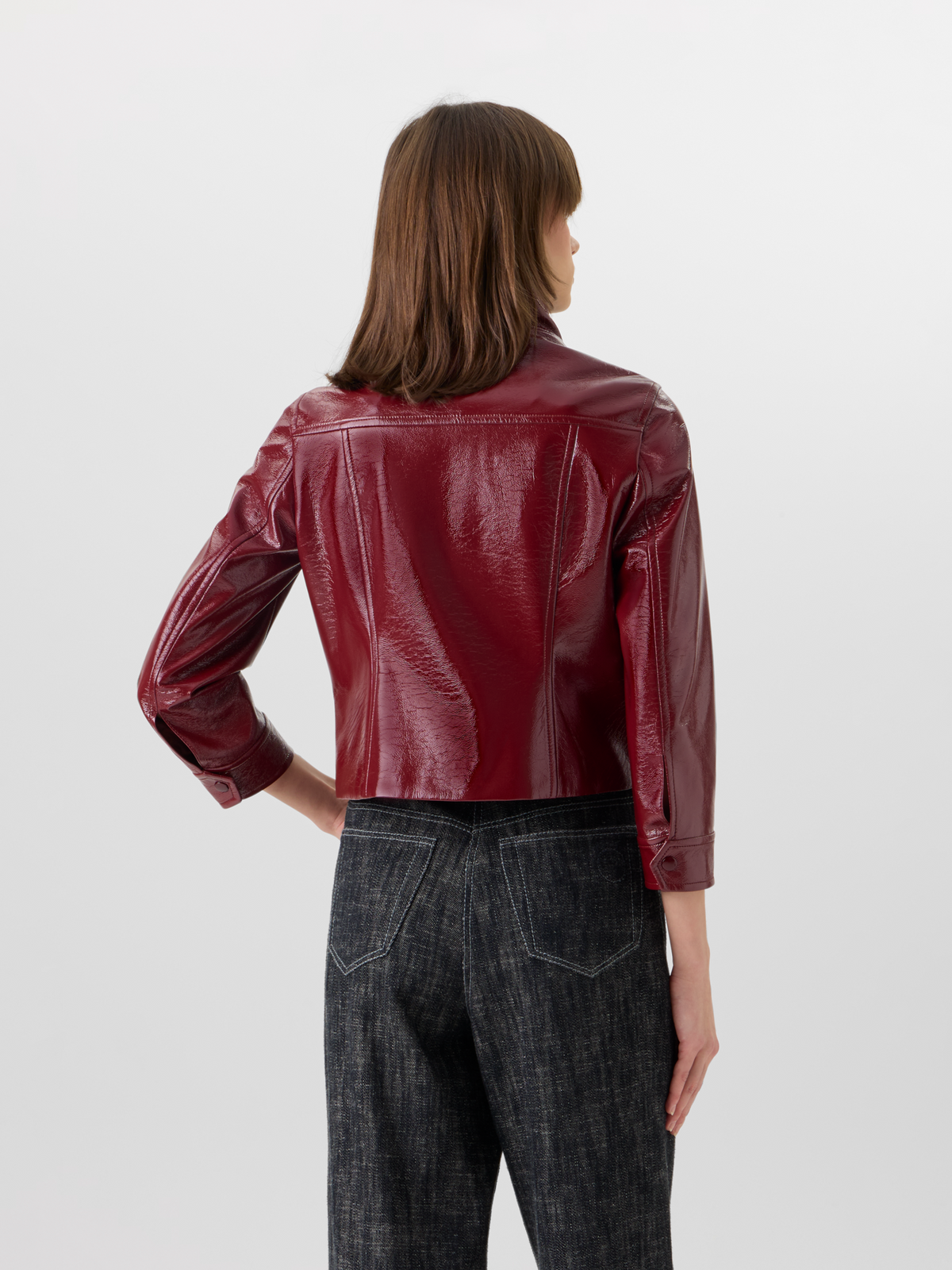 Designer Langärmelige Kurzjacke aus glänzendem Crinkle-Kunstleder - Rot #editorial