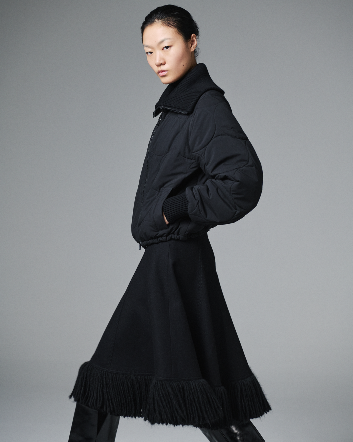 Designer Midirock aus Taglio Vivo mit Fransen - Schwarz #editorial