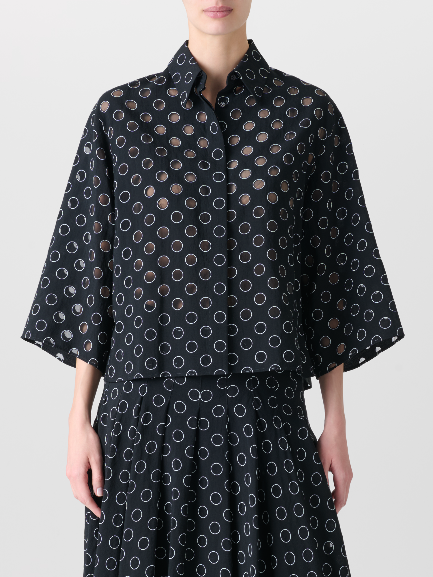 Designer Kurze Bluse mit transparenten Polka Dots - Schwarz 