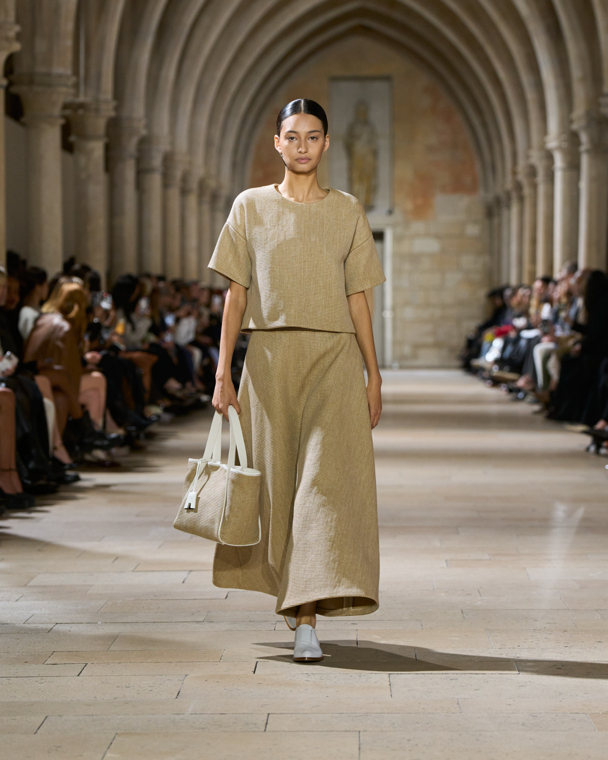 Designer Midirock in A-Linie aus weichem Baumwoll-Raffia - Beige #editorial