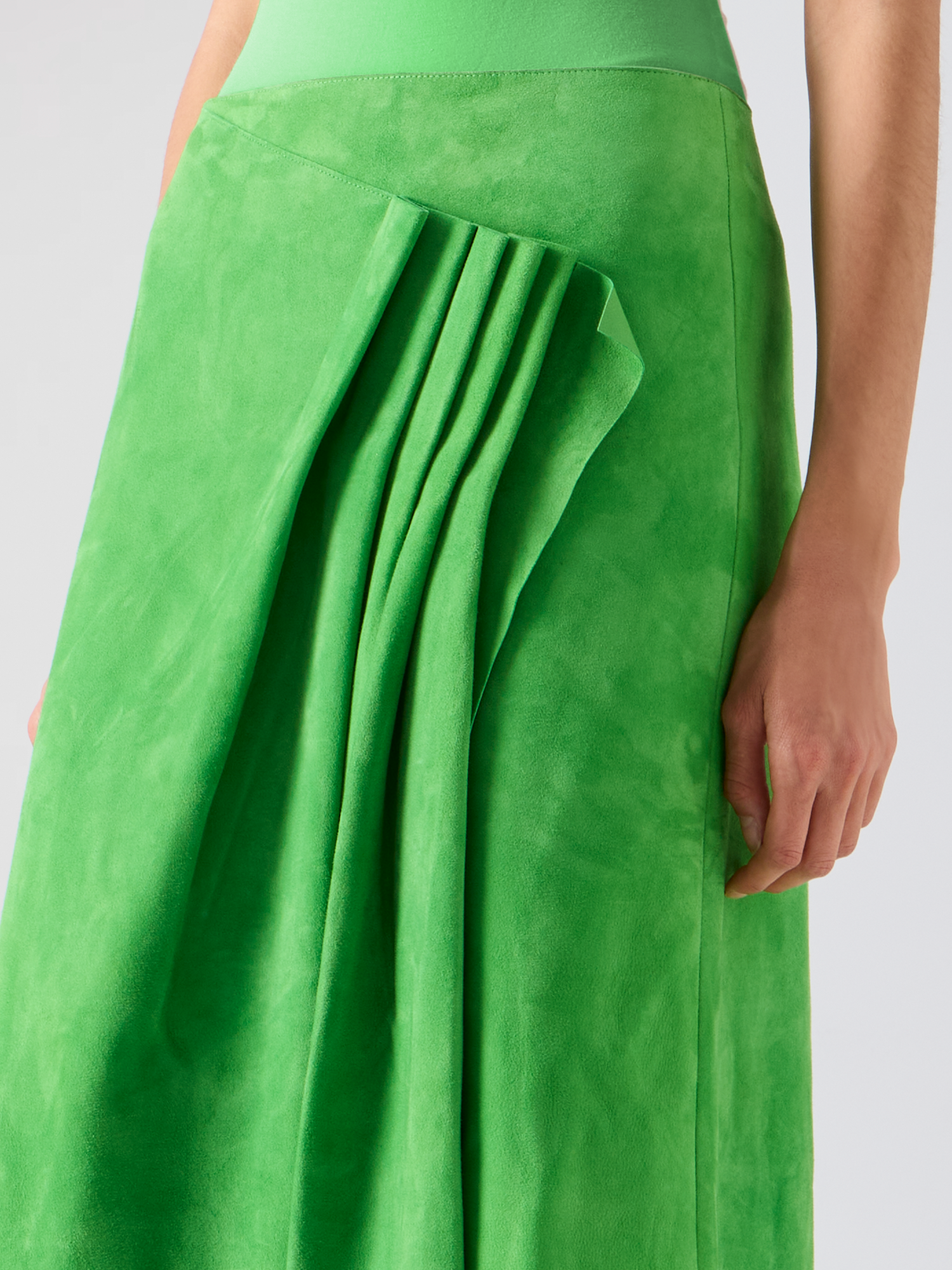 Designer Midirock aus Veloursleder mit Drapierung vorne - Grün 