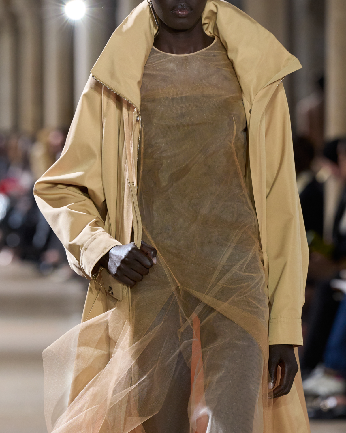 Designer Maximantel aus wasserabweisender Seidenpopeline - Beige #editorial