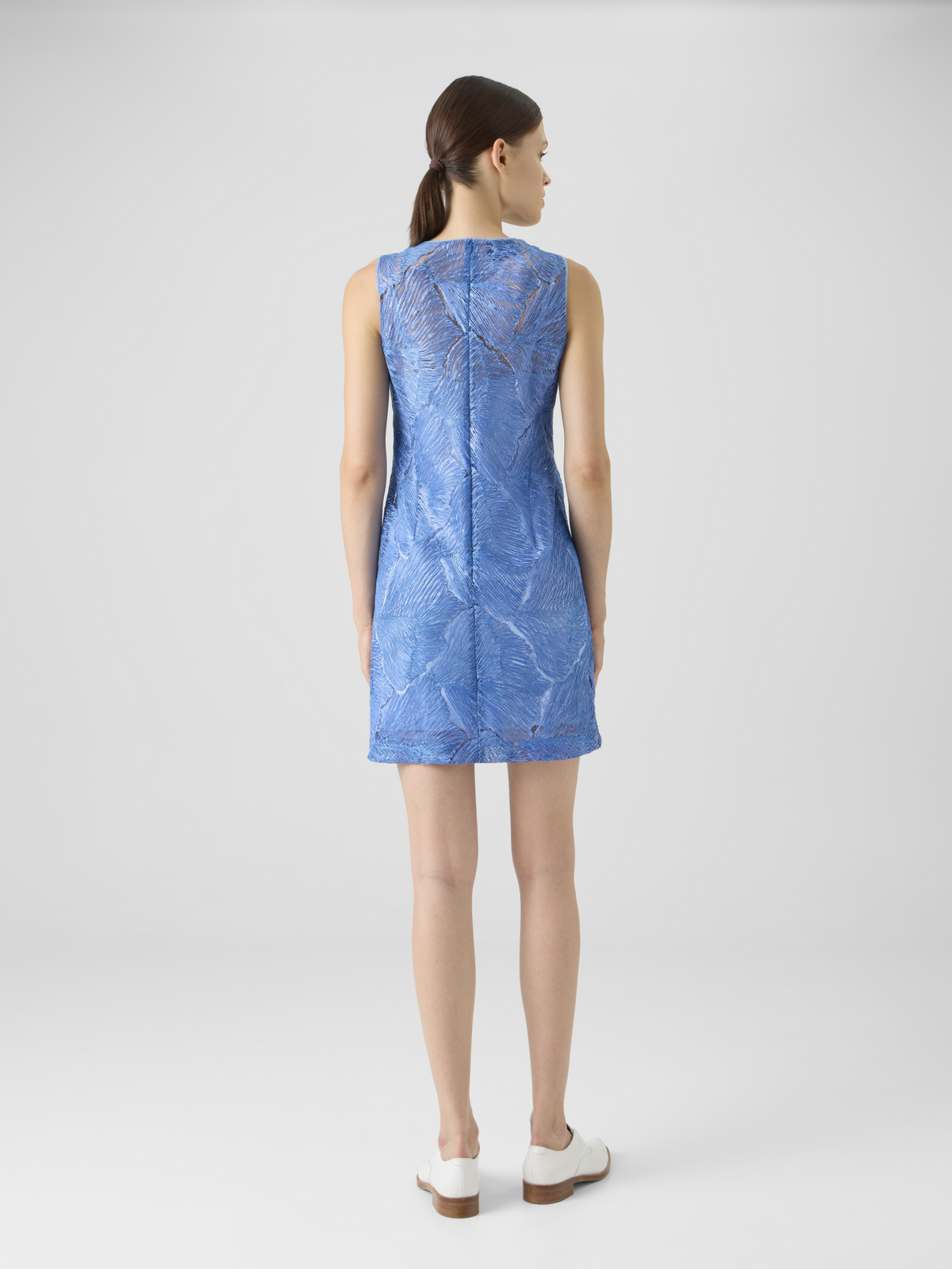 Designer Etuikleid aus lackierter Meeresfächer-Spitze - Blau #editorial
