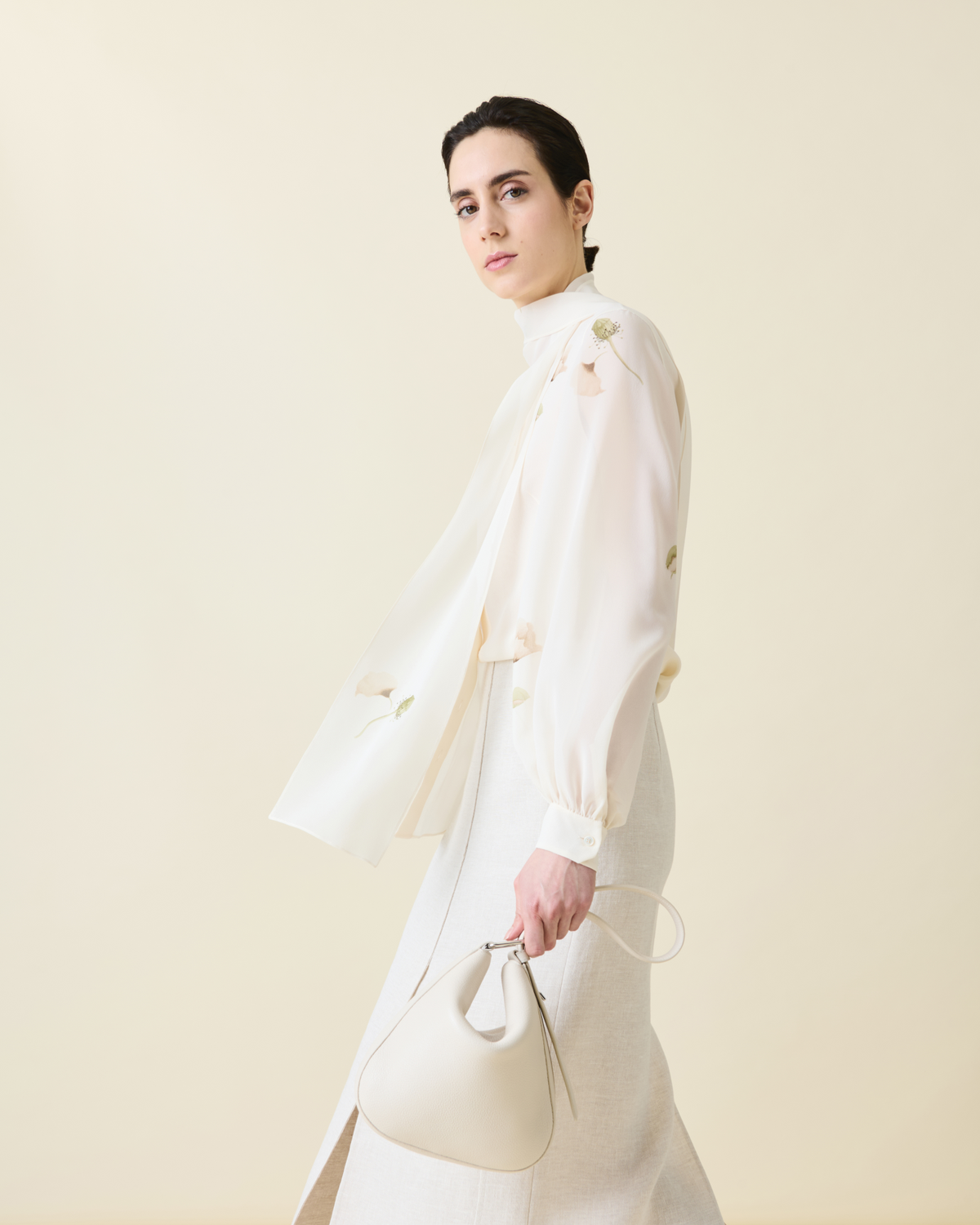 Designer Seidenbluse mit Schleife und Anemone Druck - Bunt - Ecru - Weiss #editorial