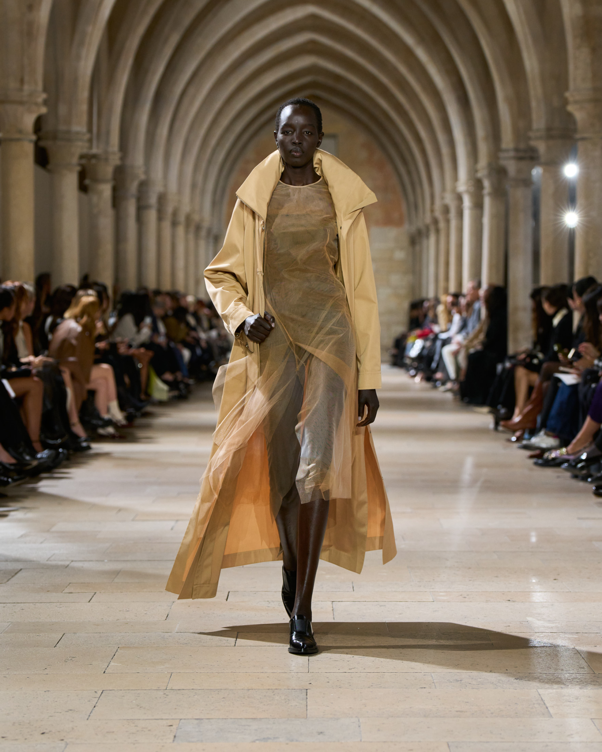 Designer Maximantel aus wasserabweisender Seidenpopeline - Beige #editorial