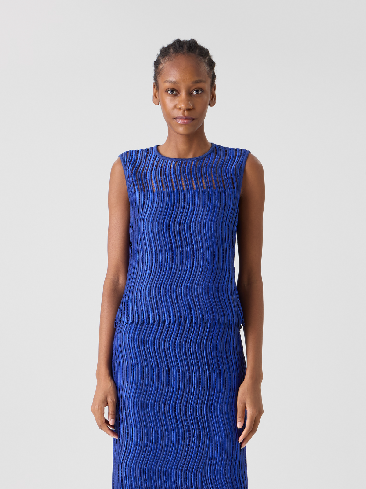 Designer Ärmellose Bluse aus Wave-Guipure - Blau #editorial
