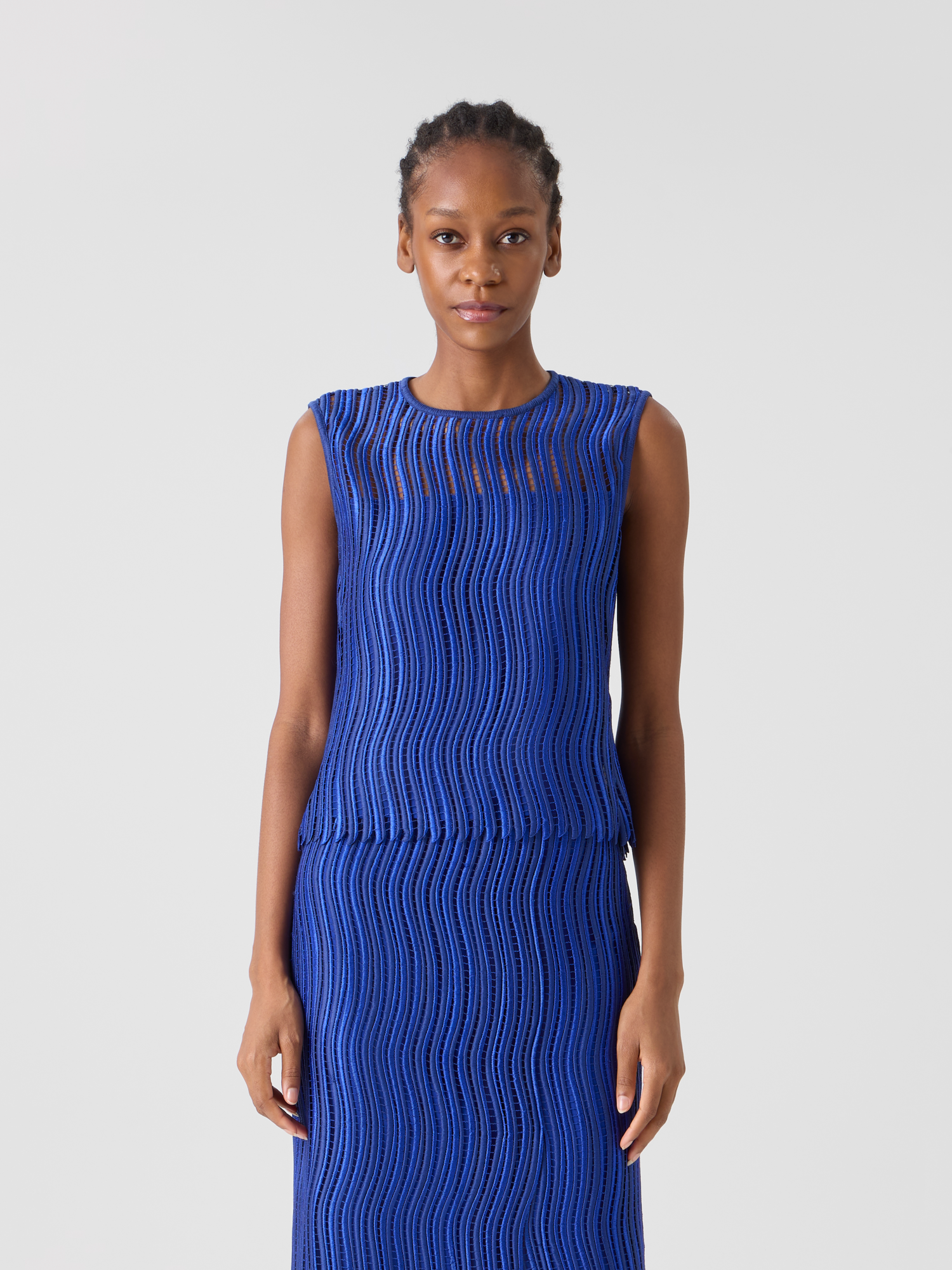 Designer Ärmellose Bluse aus Wave-Guipure - Blau 