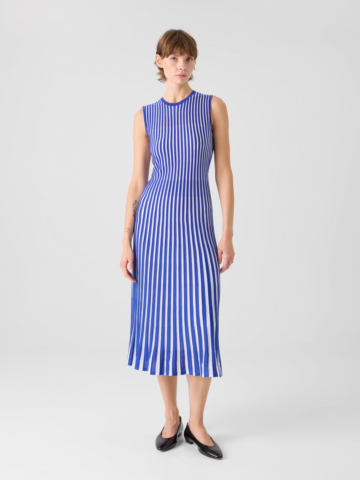 Designer Zweifarbiges Rippstrick-Kleid mit transparenten Schultern - Blau