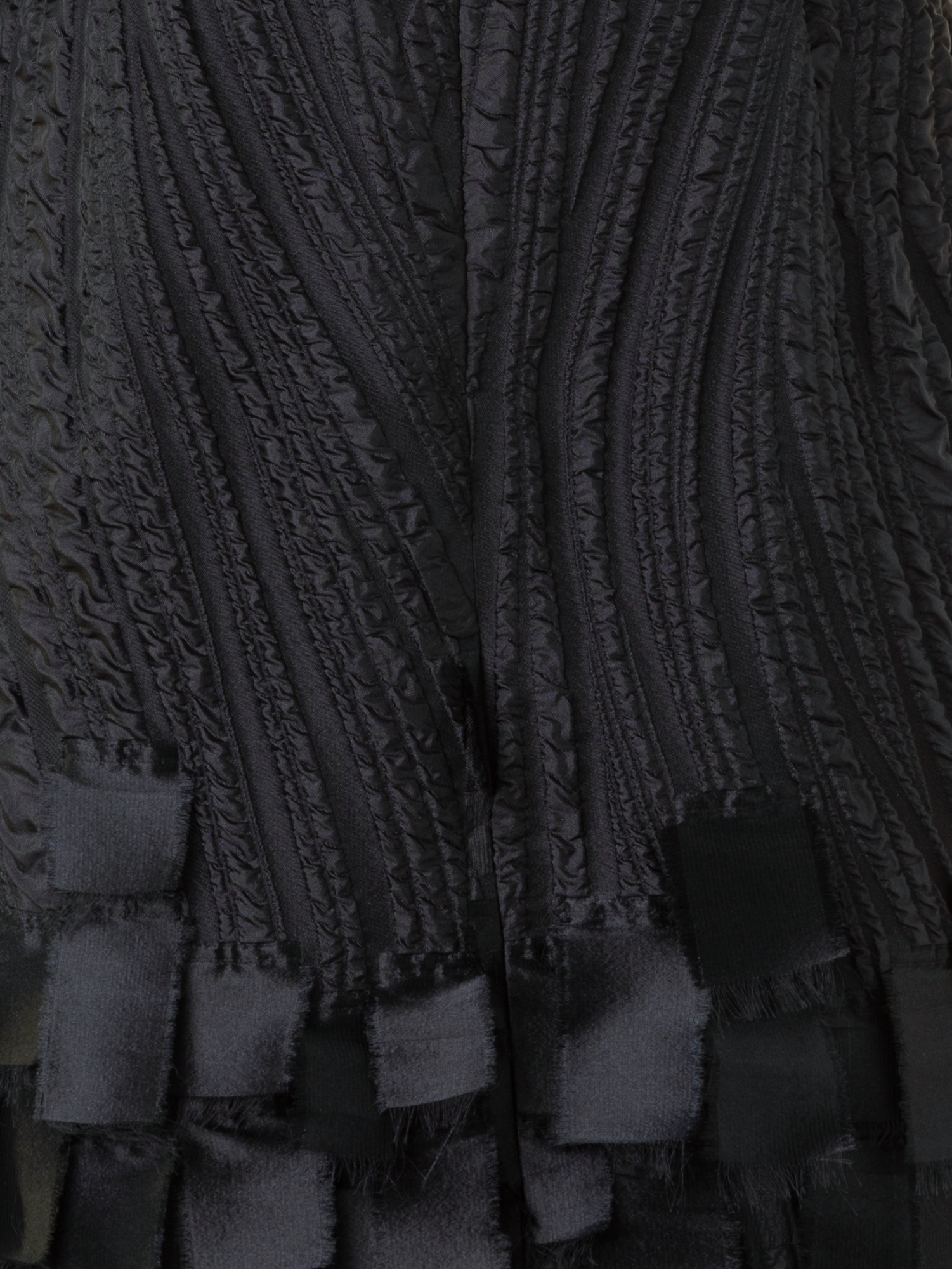 Designer Cocktail Dress in Waves & Ribbons Jacquard - Schwarz