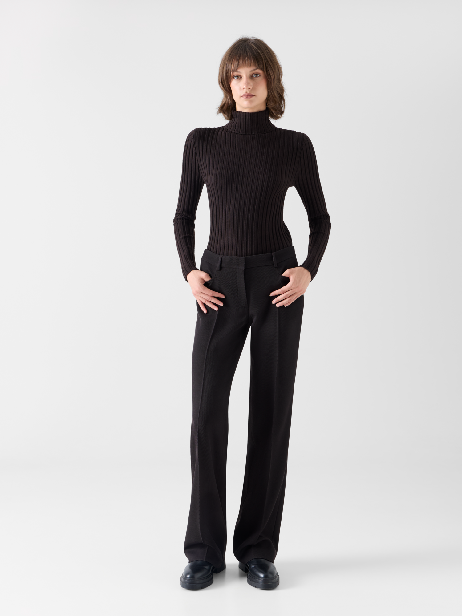 Designer Hose aus Woll-Tricotine mit Paspel vorne - Braun 