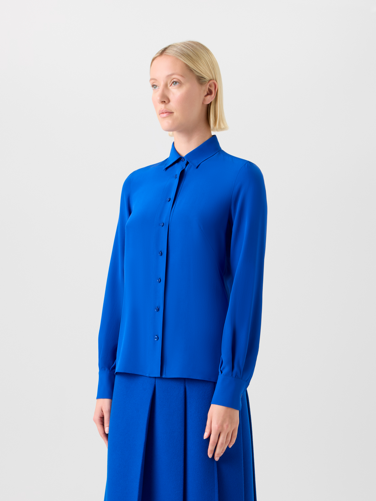 Designer Hemdbluse aus Seiden-Crêpe - Blau #editorial