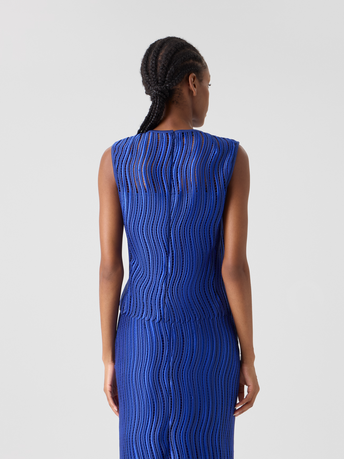 Designer Ärmellose Bluse aus Wave-Guipure - Blau #editorial