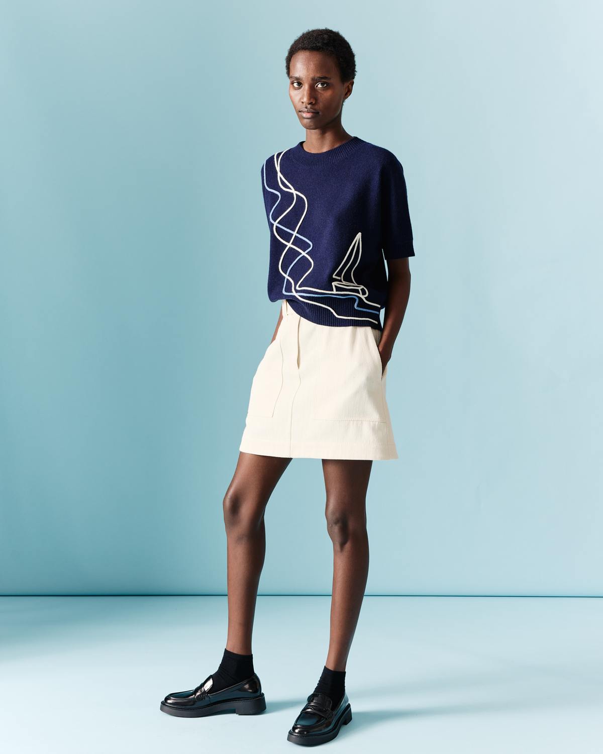 Designer Kurzarmpullover mit Segelboot-Applikation - Dunkelblau - Blau - Bunt #editorial