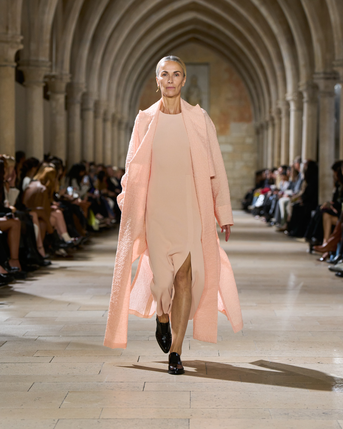 Designer Tailliertes Strickkleid mit Seitenschlitz - Rosa #editorial