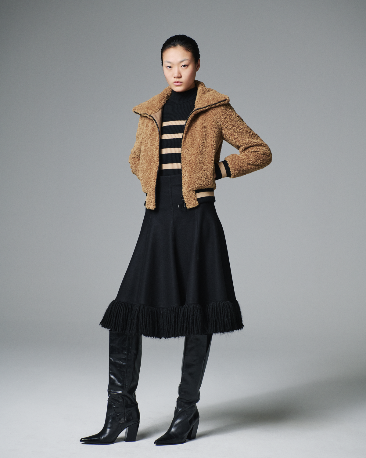 Designer Midirock aus Taglio Vivo mit Fransen - Schwarz #editorial