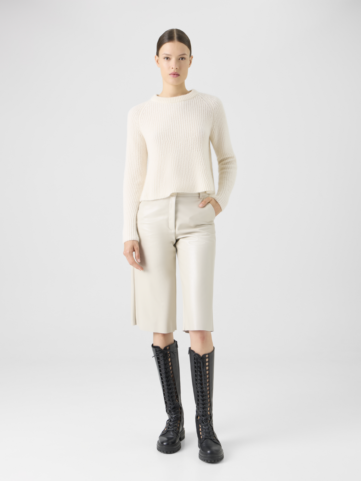 Designer Lackierte Leder-Bermudashorts mit weitem Bein - Beige #editorial
