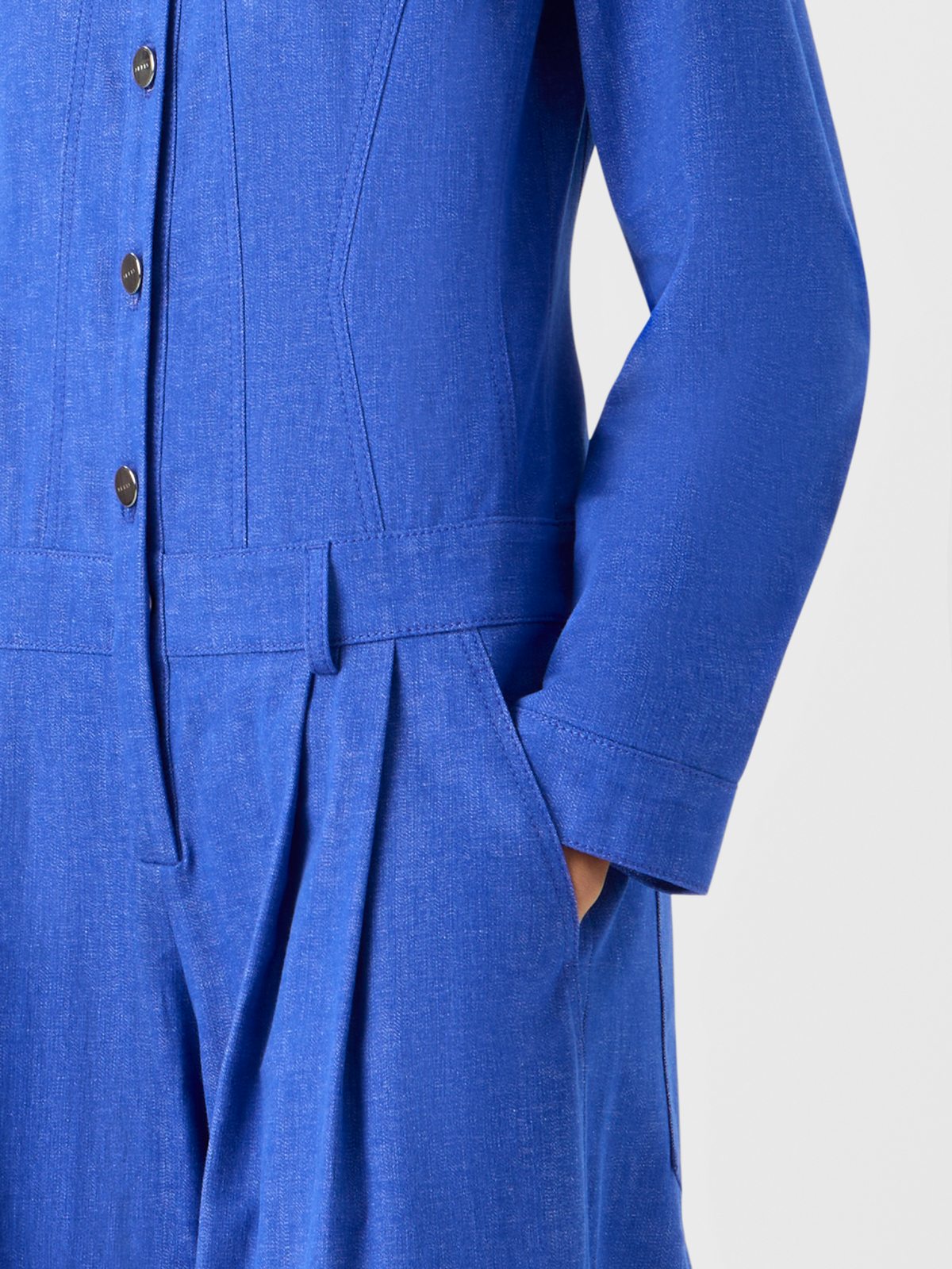 Designer Hellan taillierter Jumpsuit aus Baumwolldenim - Blau #editorial