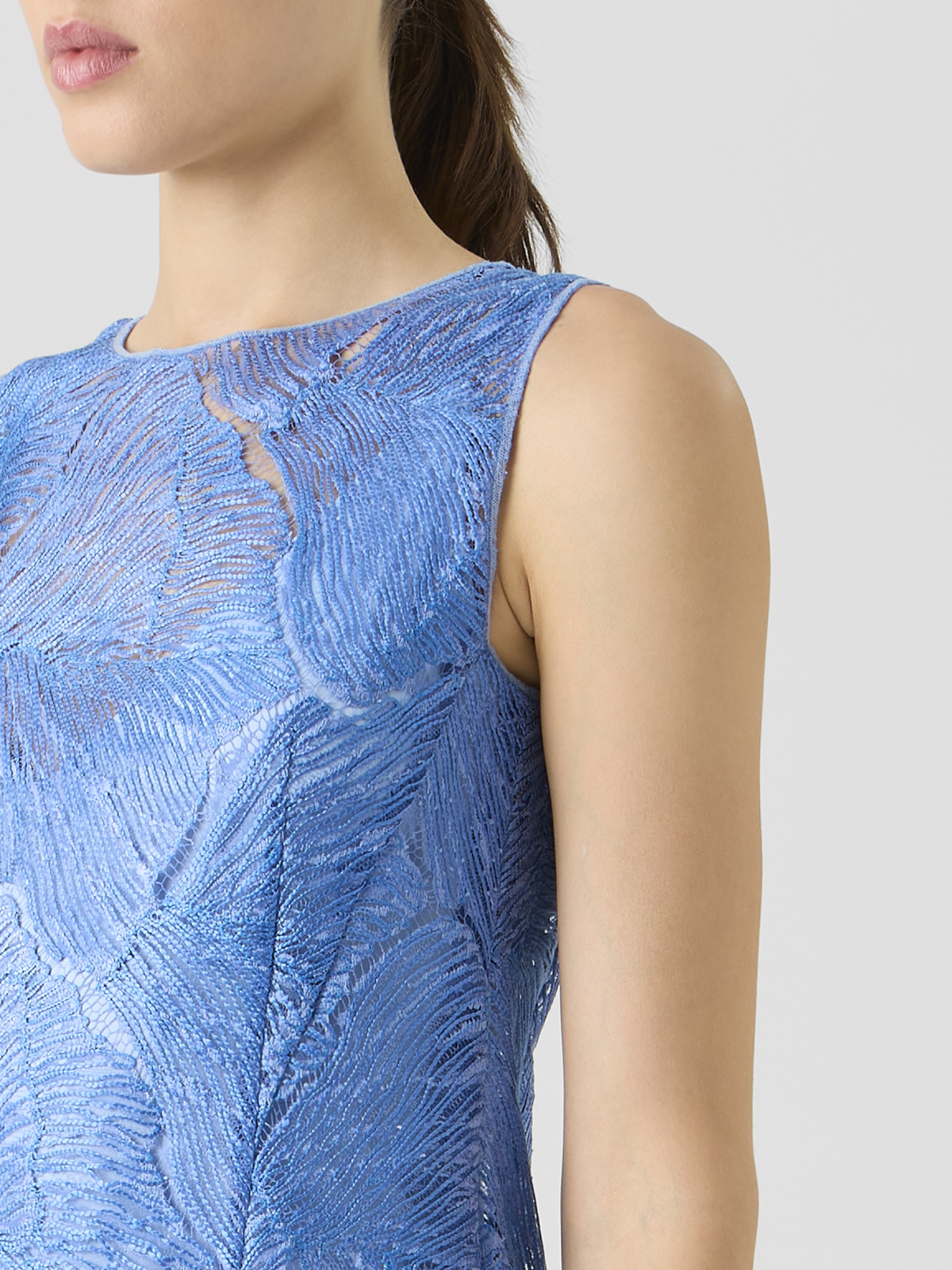 Designer Etuikleid aus lackierter Meeresfächer-Spitze - Blau #editorial