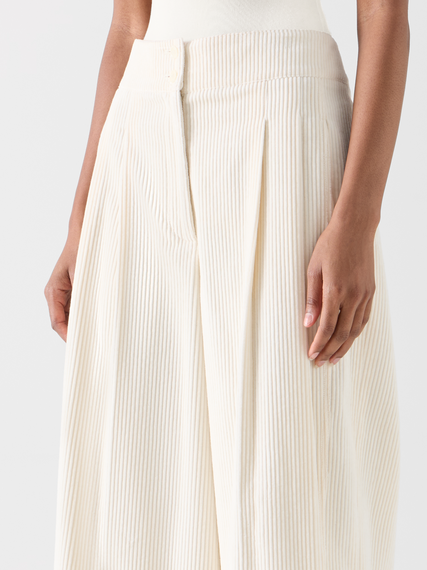 Designer Verkürzte weite Bundfaltenhose aus Cord - Ecru 