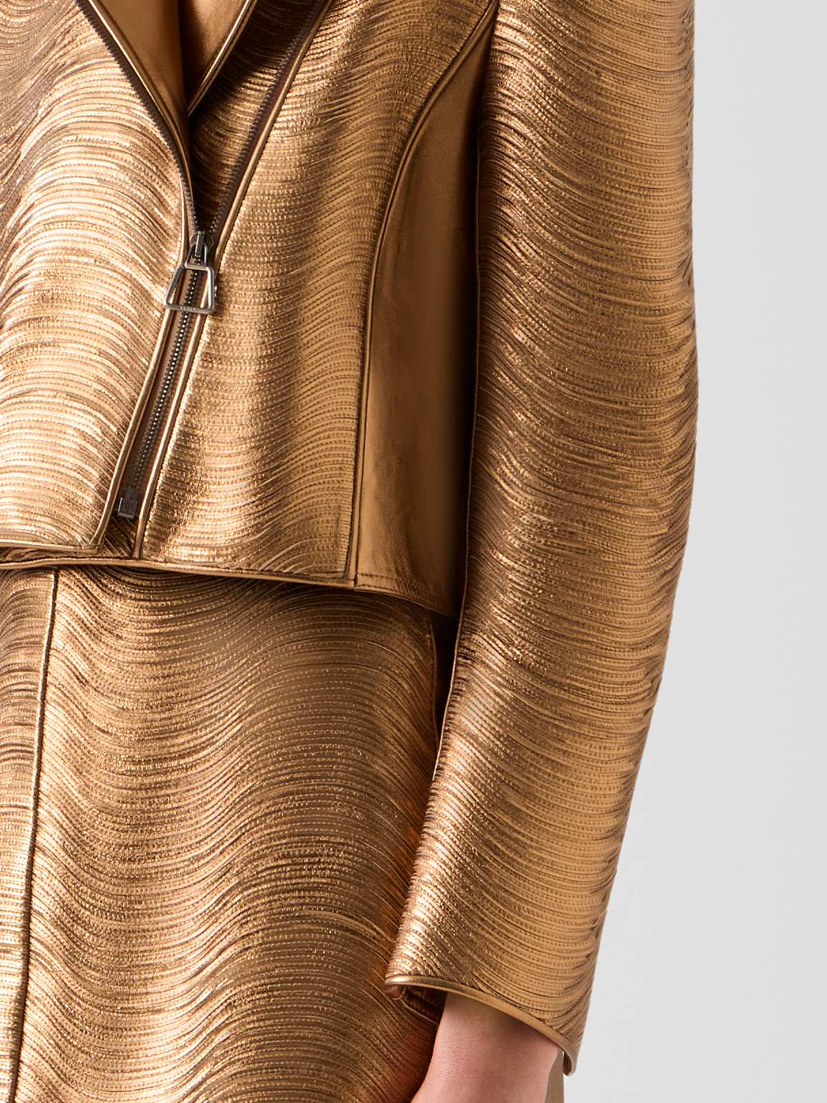 Designer Kurze Lamé-Lederjacke mit Streifenstickerei - Gold 