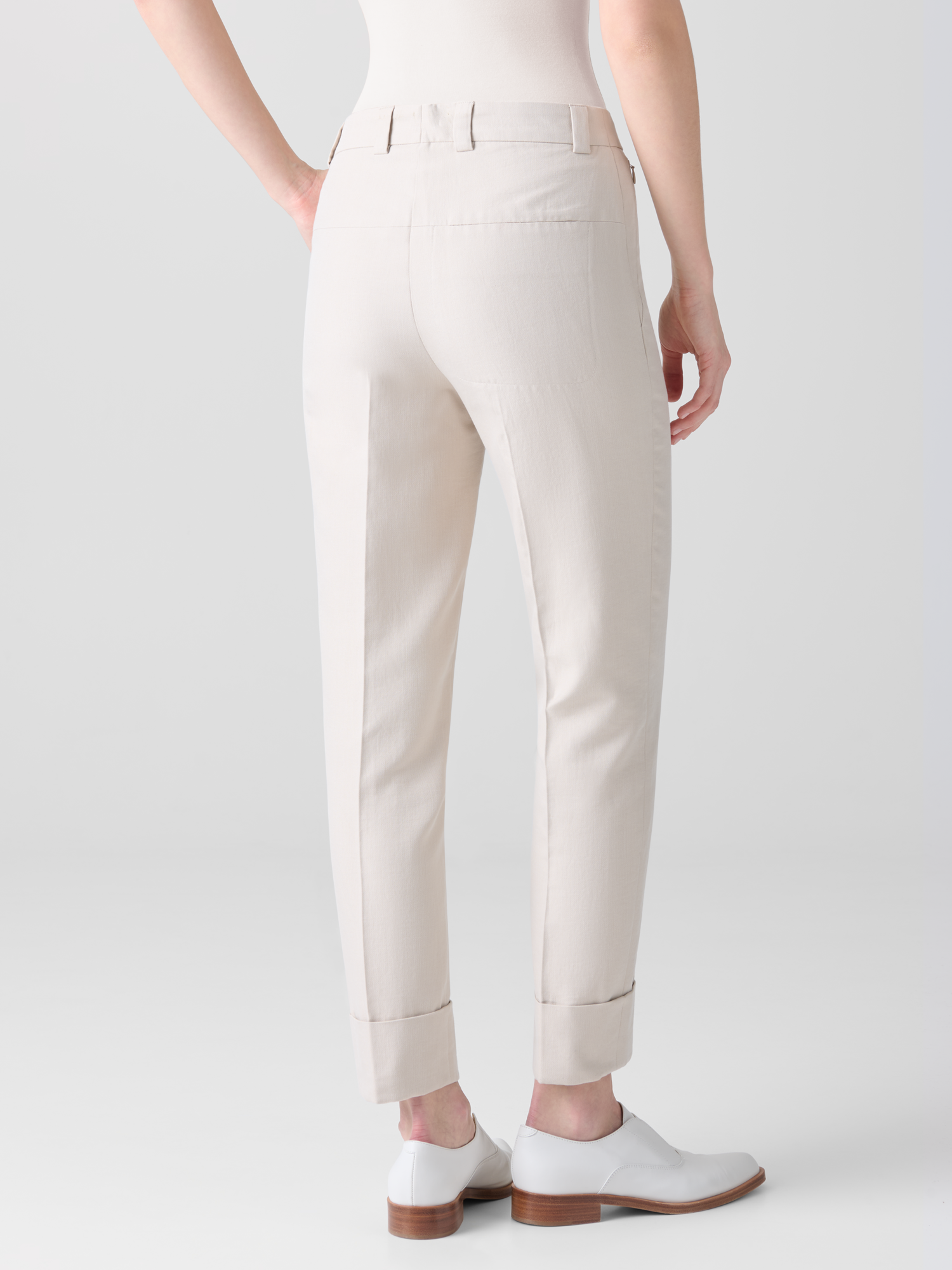Designer Tapered Hose aus Baumwoll-Seiden-Doubleface - Grau - Beige 