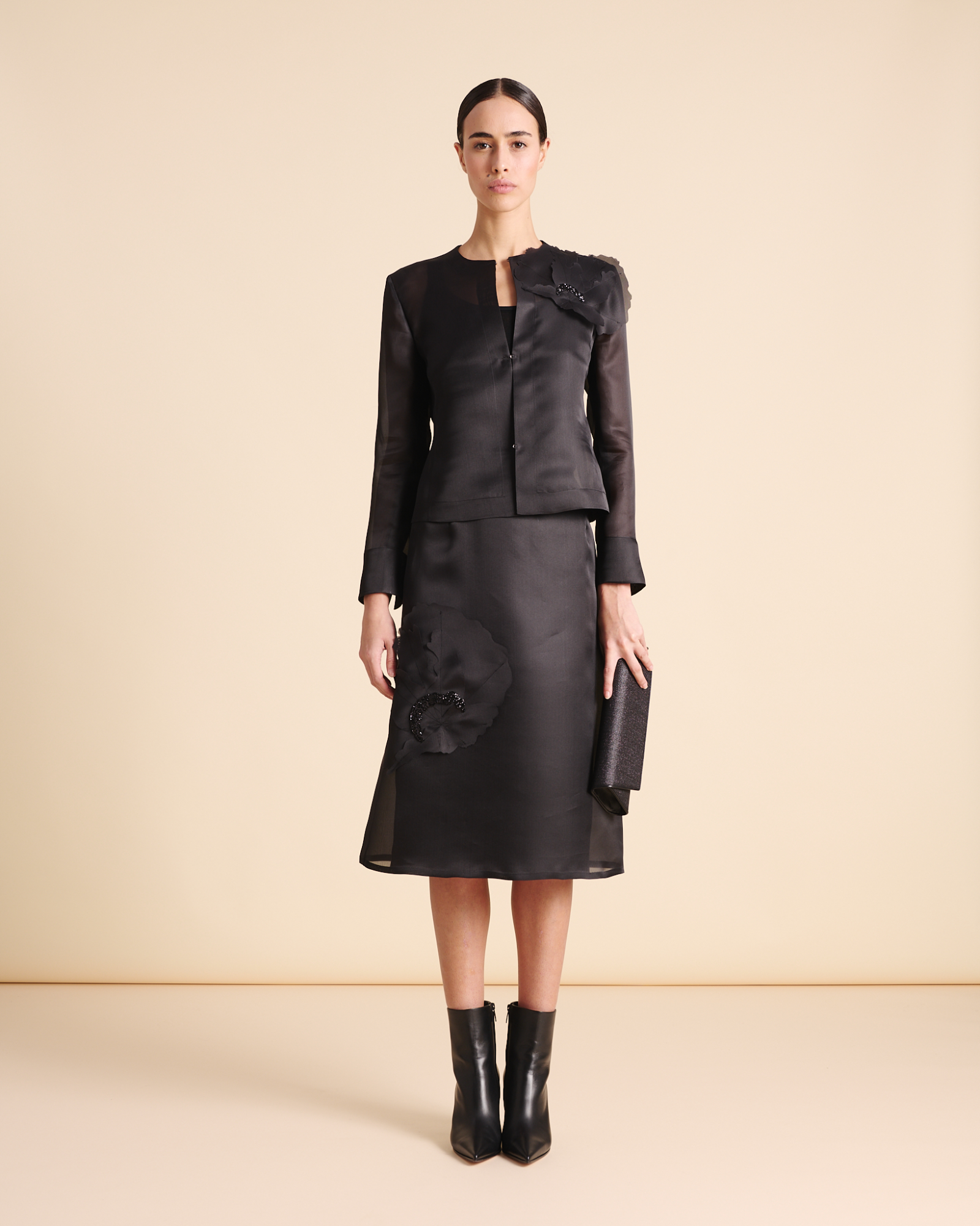 Designer Kurze Seidenjacke mit 3D Anemone - Schwarz 