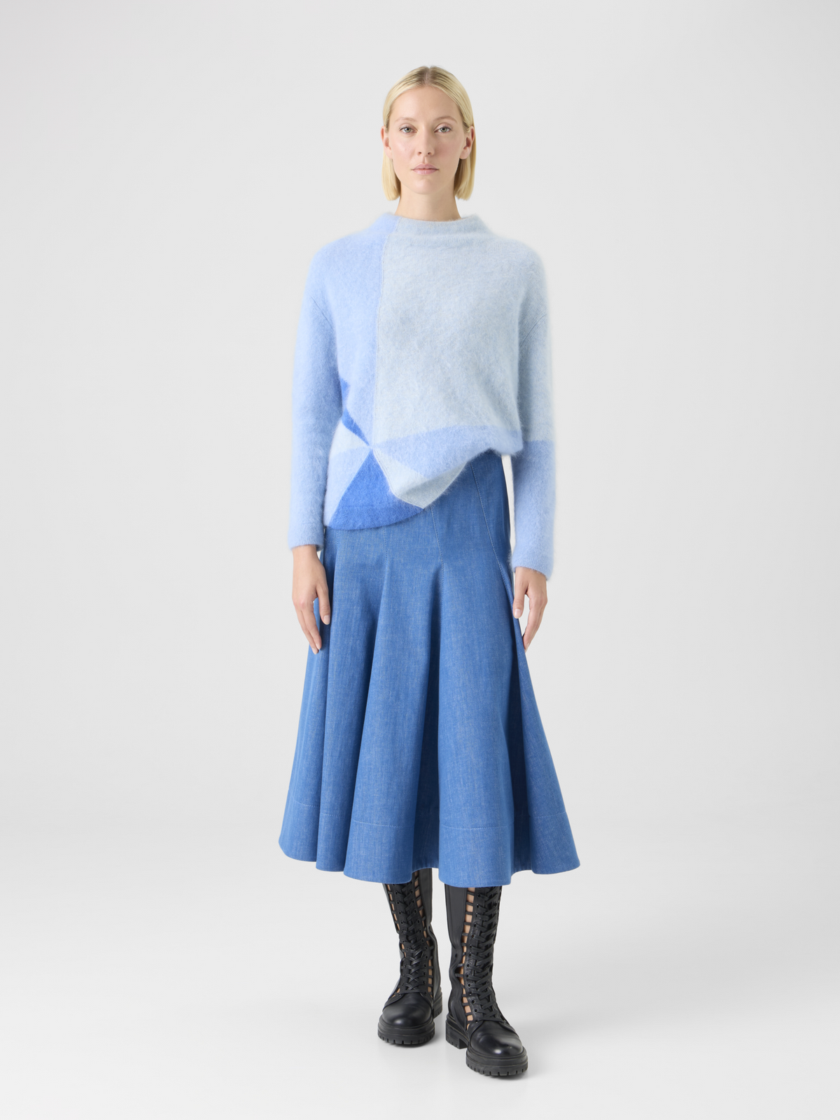 Designer Diagonaler Godet-Midirock aus Stretch-Denim aus Baumwolle - Blau #editorial