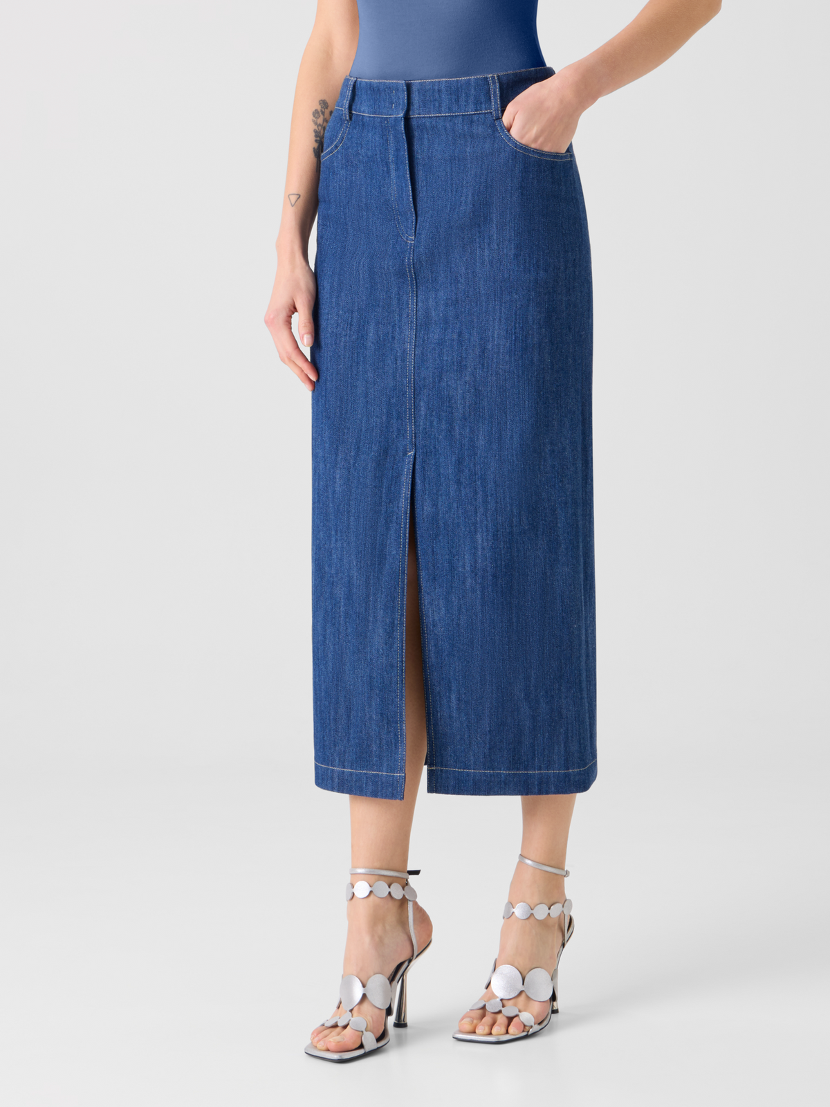 Designer Midi Bleistiftrock aus Baumwoll-Stretch Denim - Dunkelblau #editorial