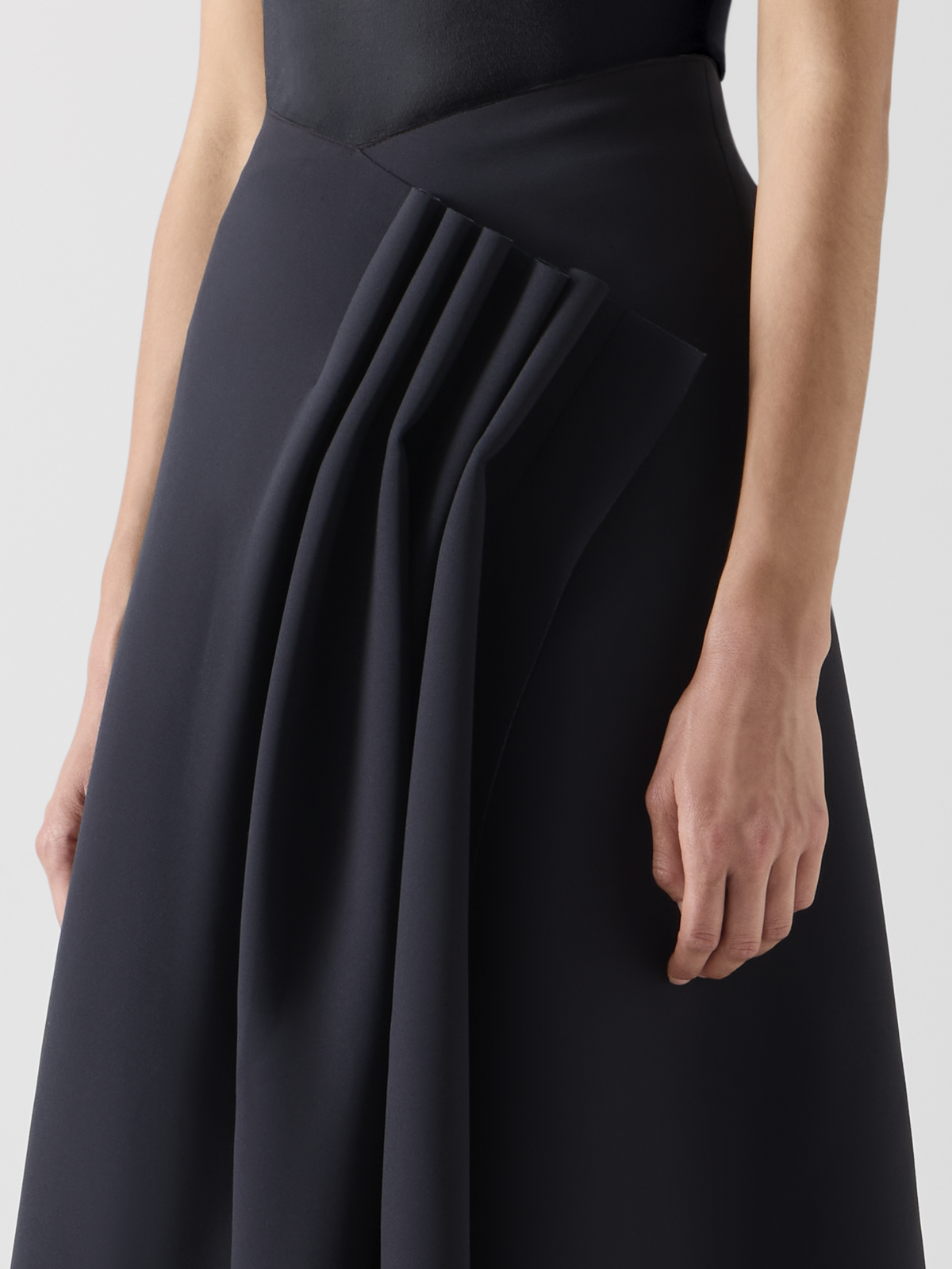 Designer Midirock aus Neopren mit Drapierung vorne - Schwarz #editorial