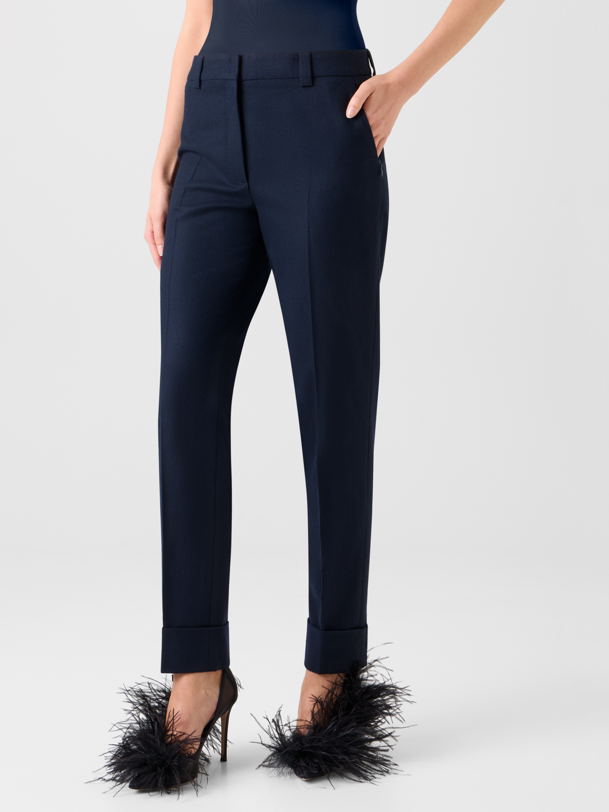 Designer Cropped Tapered Stretch-Wollflanellhose - Dunkelblau - Blau #editorial
