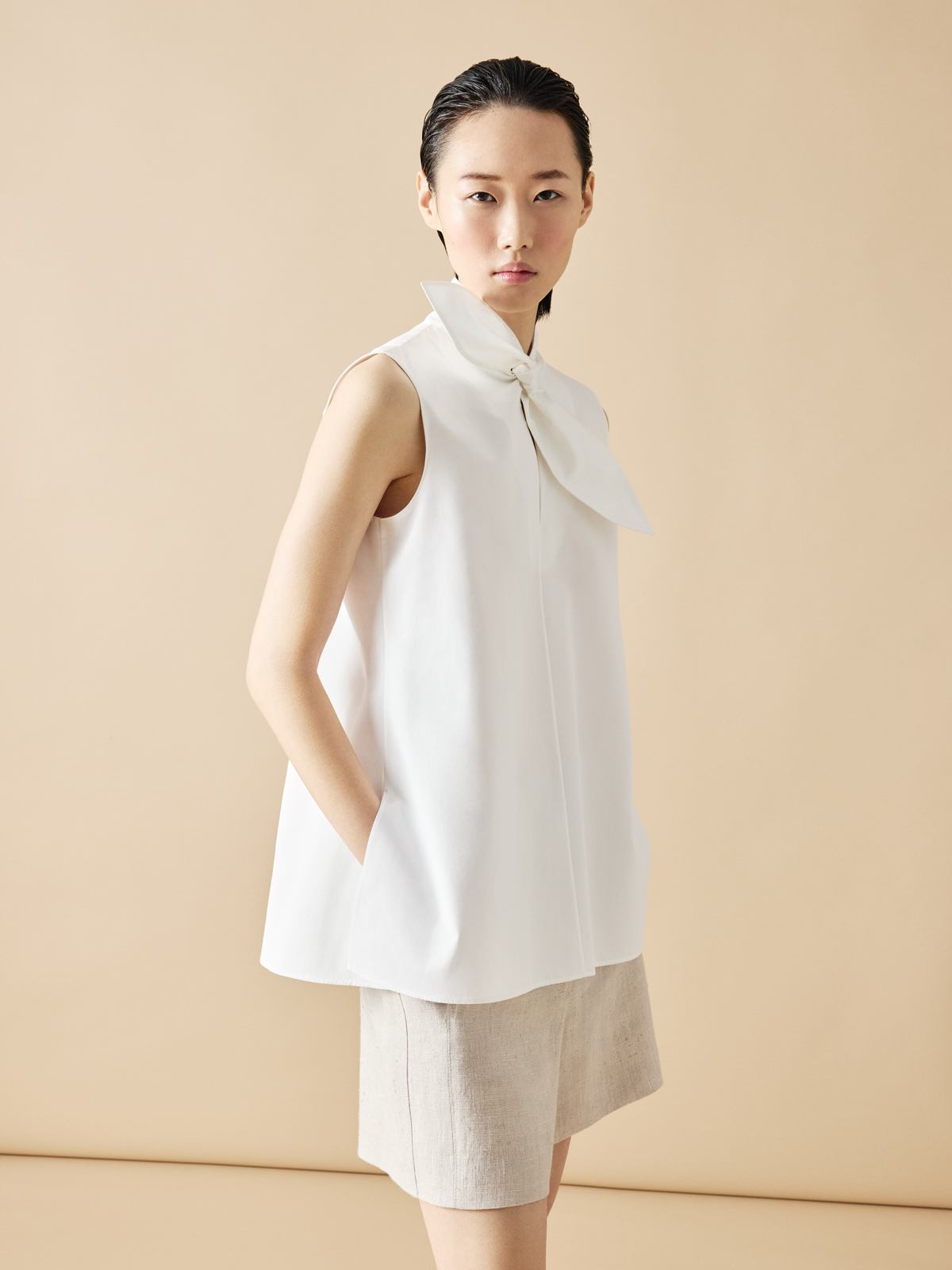 Designer Ärmellose Baumwoll-Bluse mit Krawattenknoten - Ecru - Weiss #editorial