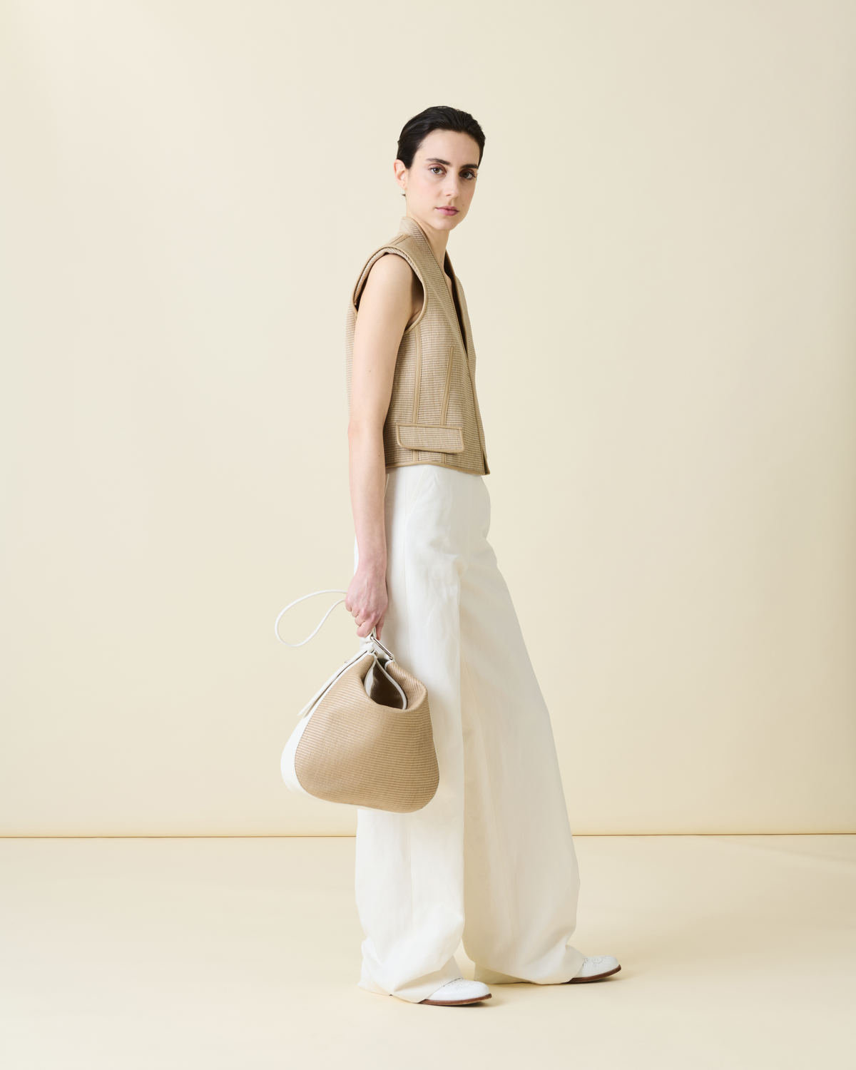 Designer Gilet aus weichem Baumwoll-Raffia und Leder - Beige #editorial
