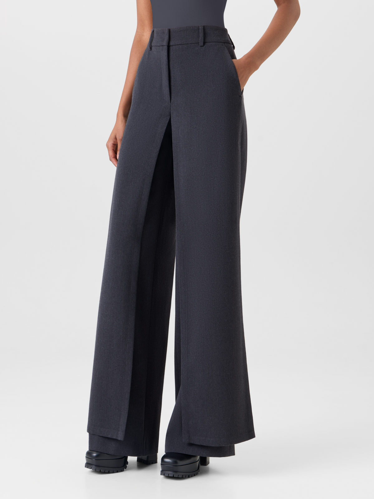 Designer Weite Hose aus Wollgabardine mit Überwurf vorne - Grau #editorial