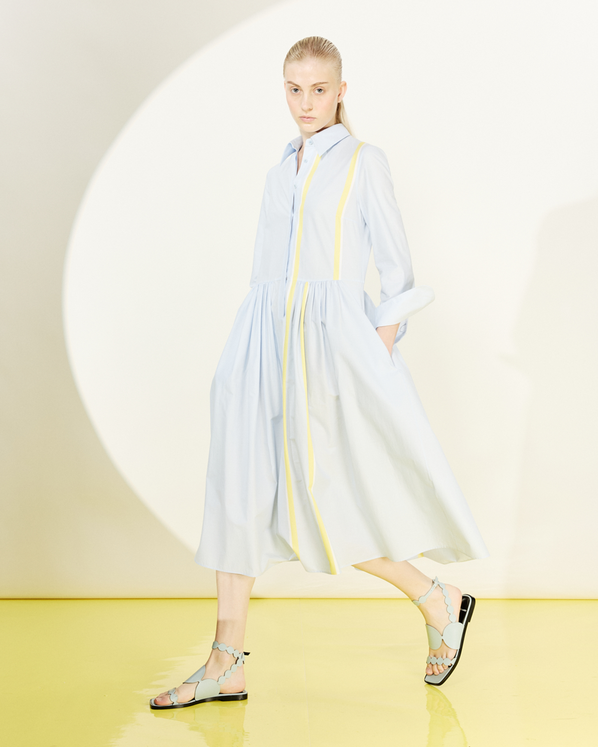 Designer Gestreiftes Midi-Hemdblusenkleid aus Baumwoll-Chambray - Blau - Bunt #editorial