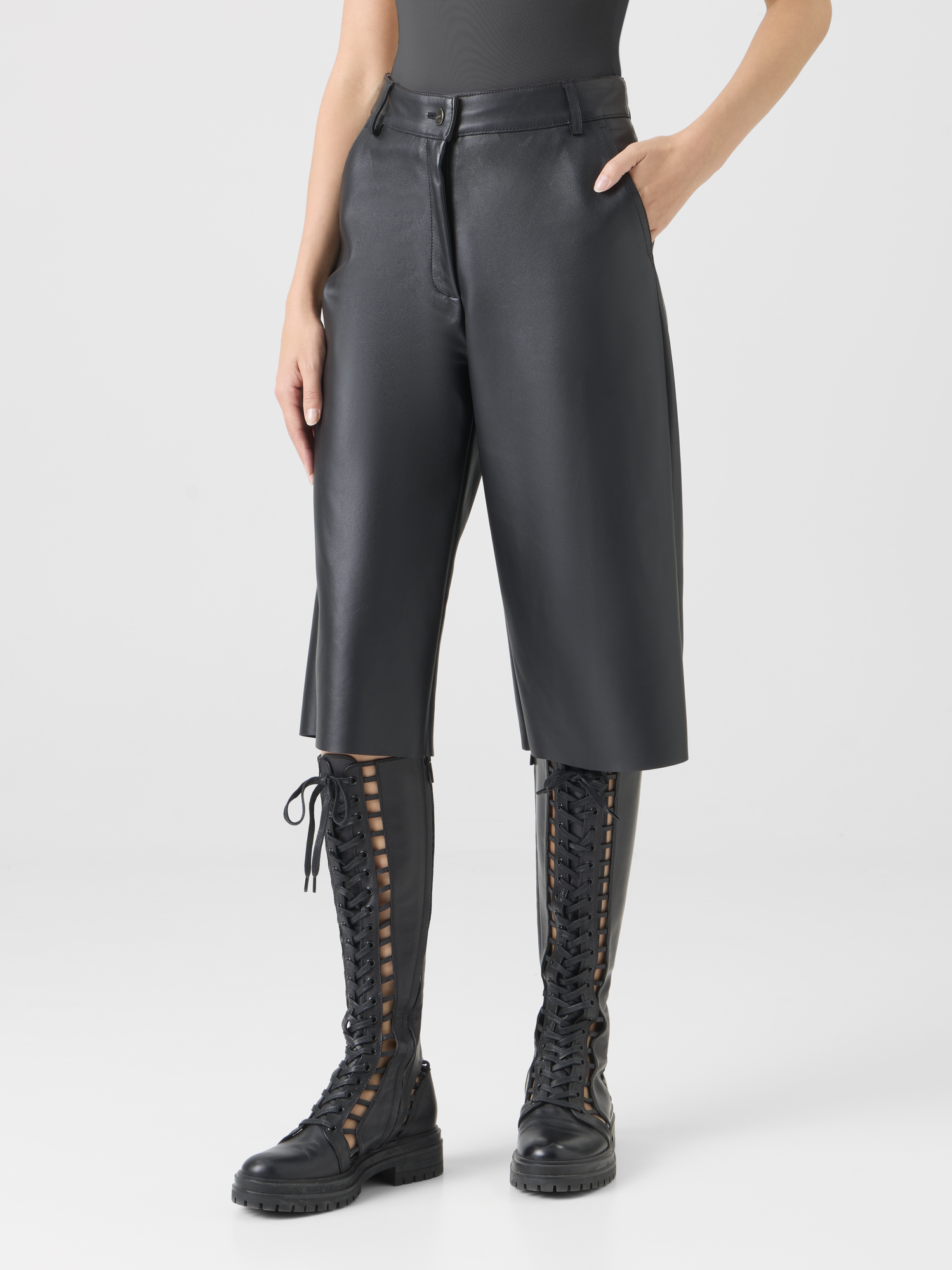 Designer WBermudashorts mit weitem Bein aus Nappalederide Leg Bermuda in Leather - Schwarz 
