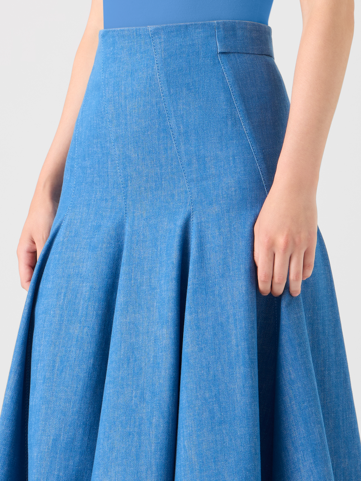 Designer Diagonaler Godet-Midirock aus Stretch-Denim aus Baumwolle - Blau 