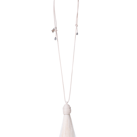 Halskette aus Leder mit Anhänger aus Rosshaar